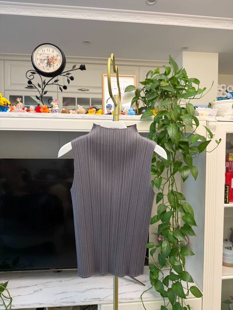 Issey Miyake Issey Miyake size:3 Dark grey pleated vest Size S / US 4 / IT 40 - 1 Thumbnail