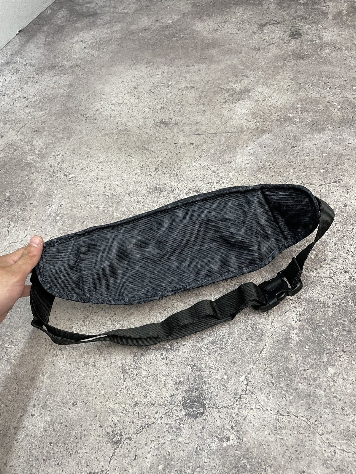Vintage Vintage Oakley Y2K Sling Bag Messenger Bag Size ONE SIZE - 6 Thumbnail