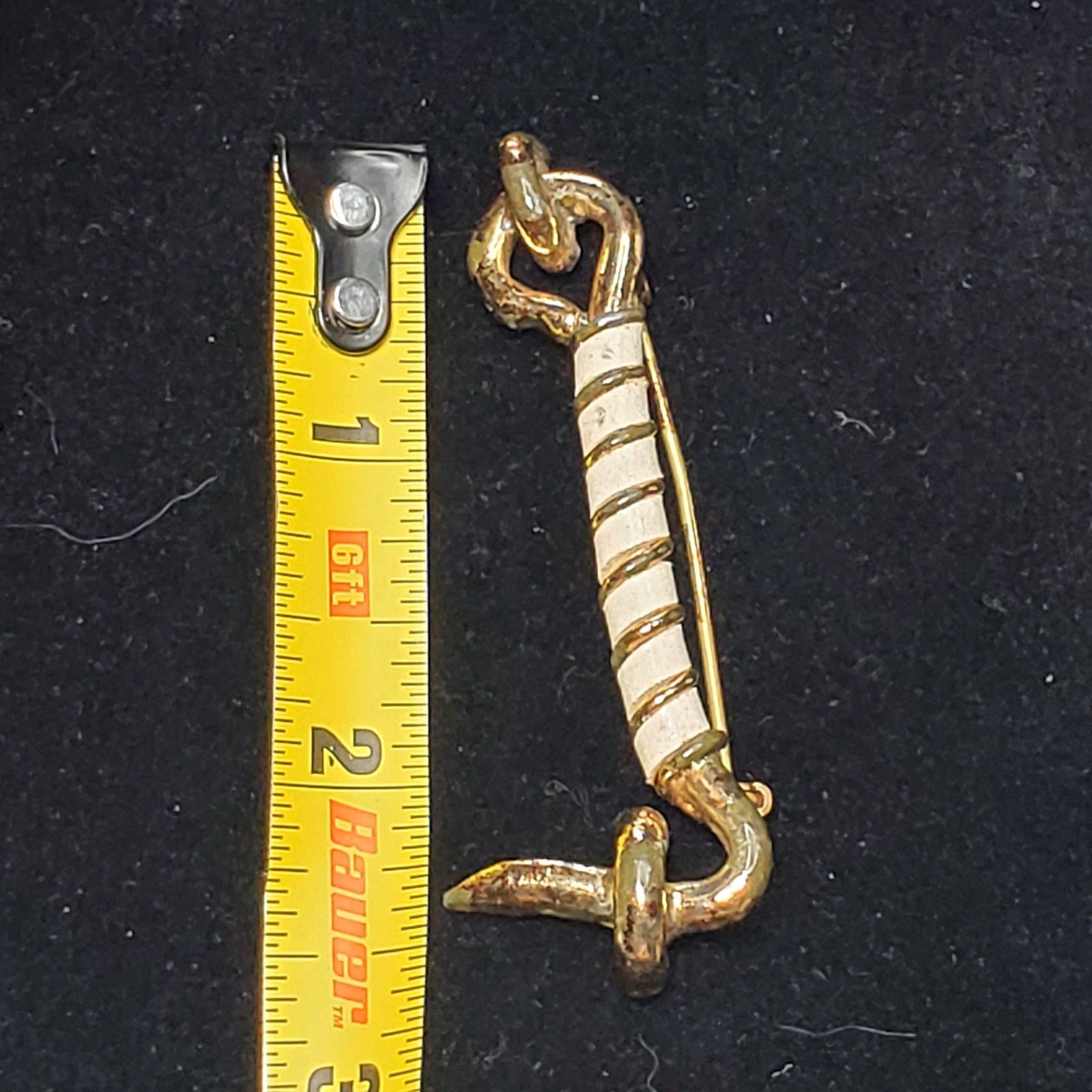 Other Gold Tone Hook Lock White Twist 2.5" Unsigned Vtg Size ONE SIZE - 9 Thumbnail