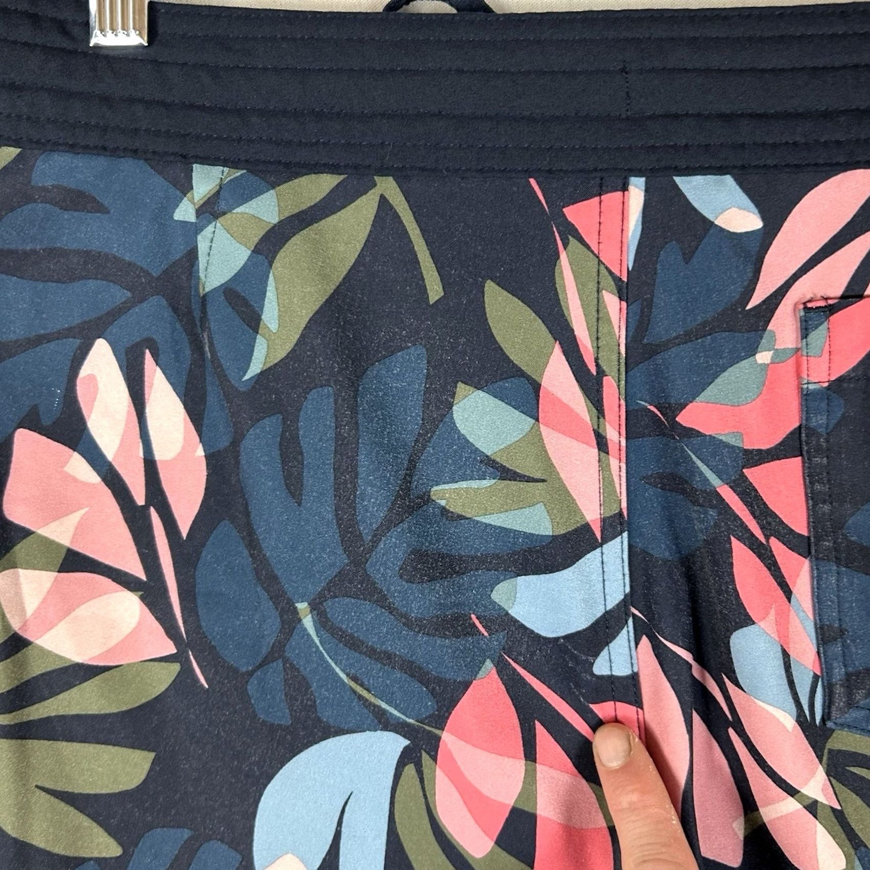 Old Navy Old Navy Board Shorts Men 32 Floral Palms Swimwear Beach Stretch Summer Regular Size Blue Pattern Bottom Mens Beachwear Size US 32 / EU 48 - 5 Thumbnail