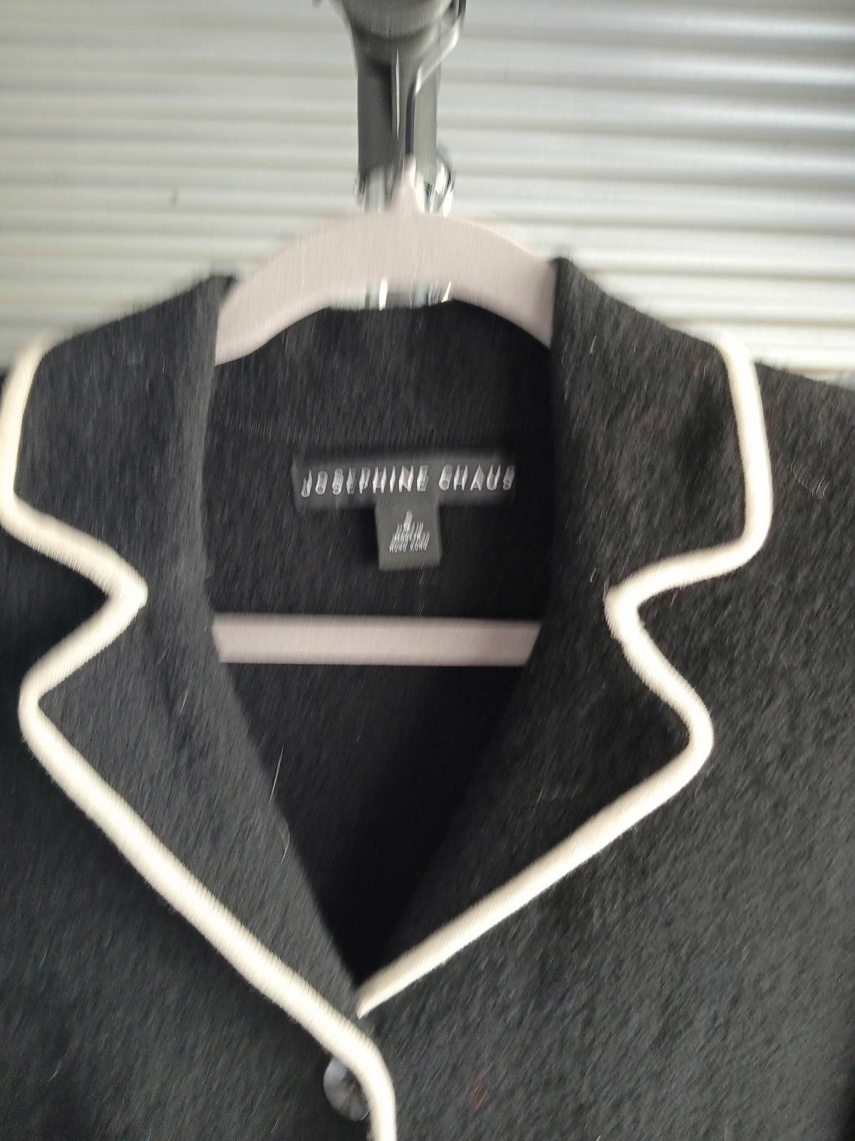 Designer Josephine Chaus Classic Black Wool Blazer with Ivory Trim Size S / US 4 / IT 40 - 3 Thumbnail
