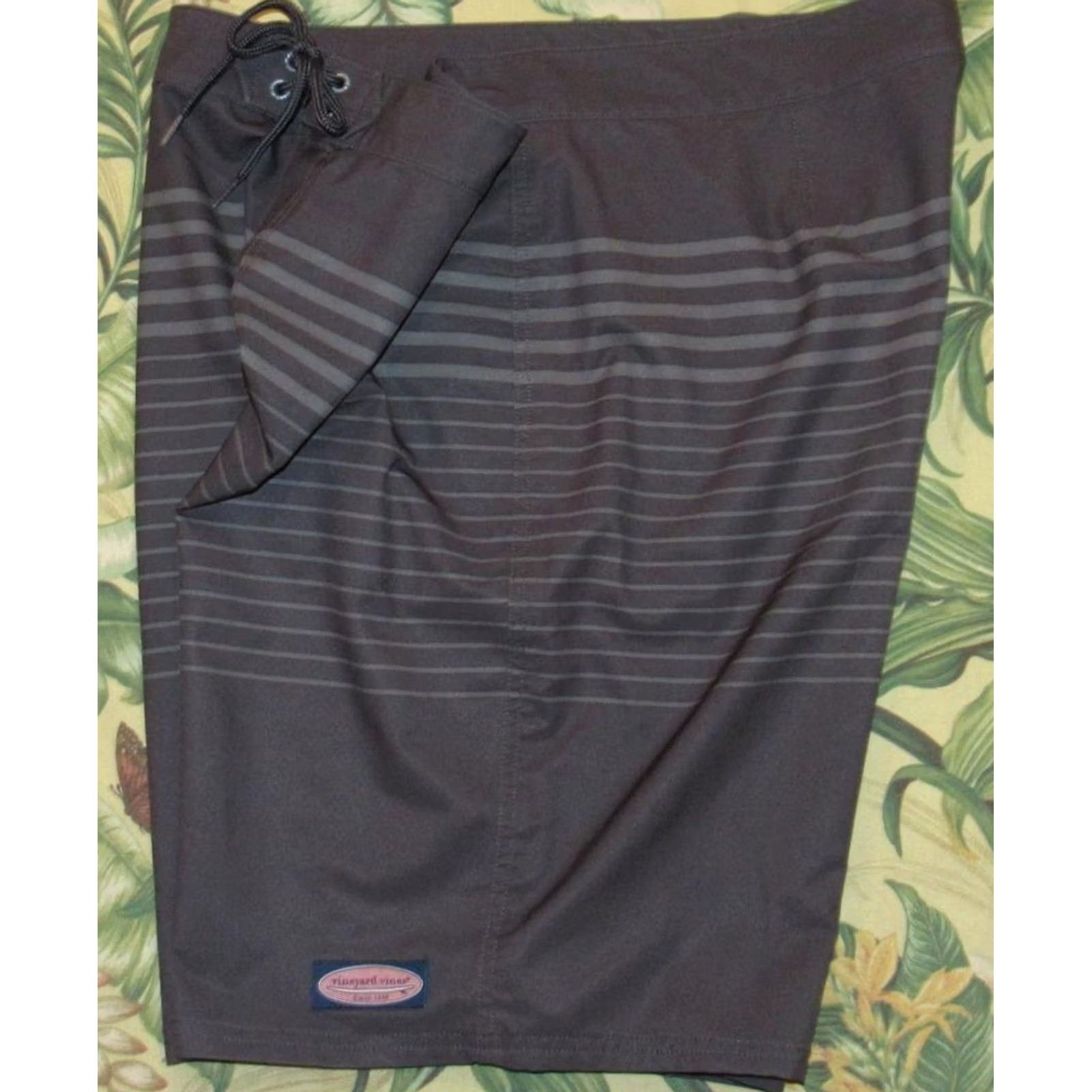 Vineyard Vines VINEYARD VINES Grey 9" Board Shorts Swim Trunks 40 Mens, Gray, Board Shorts, 40, 9" Outseam, Polyester Spandex, Vintage? Size US 40 / EU 56 - 2 Thumbnail