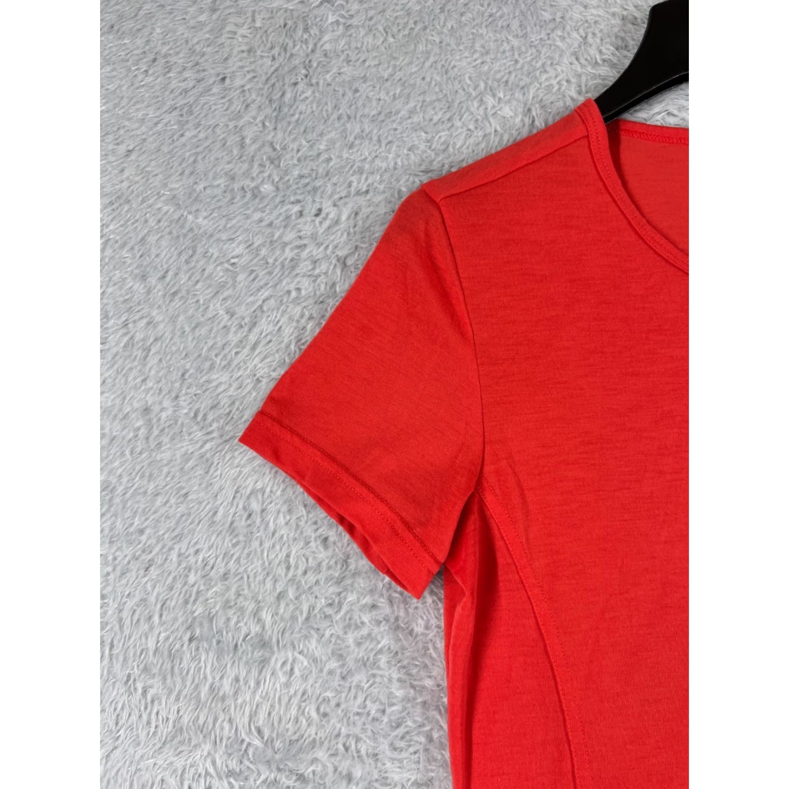 The North Face The North Face Shirt Women Small Red Short Sleeve Crew Vaporwick Polyester Size S / US 4 / IT 40 - 3 Thumbnail