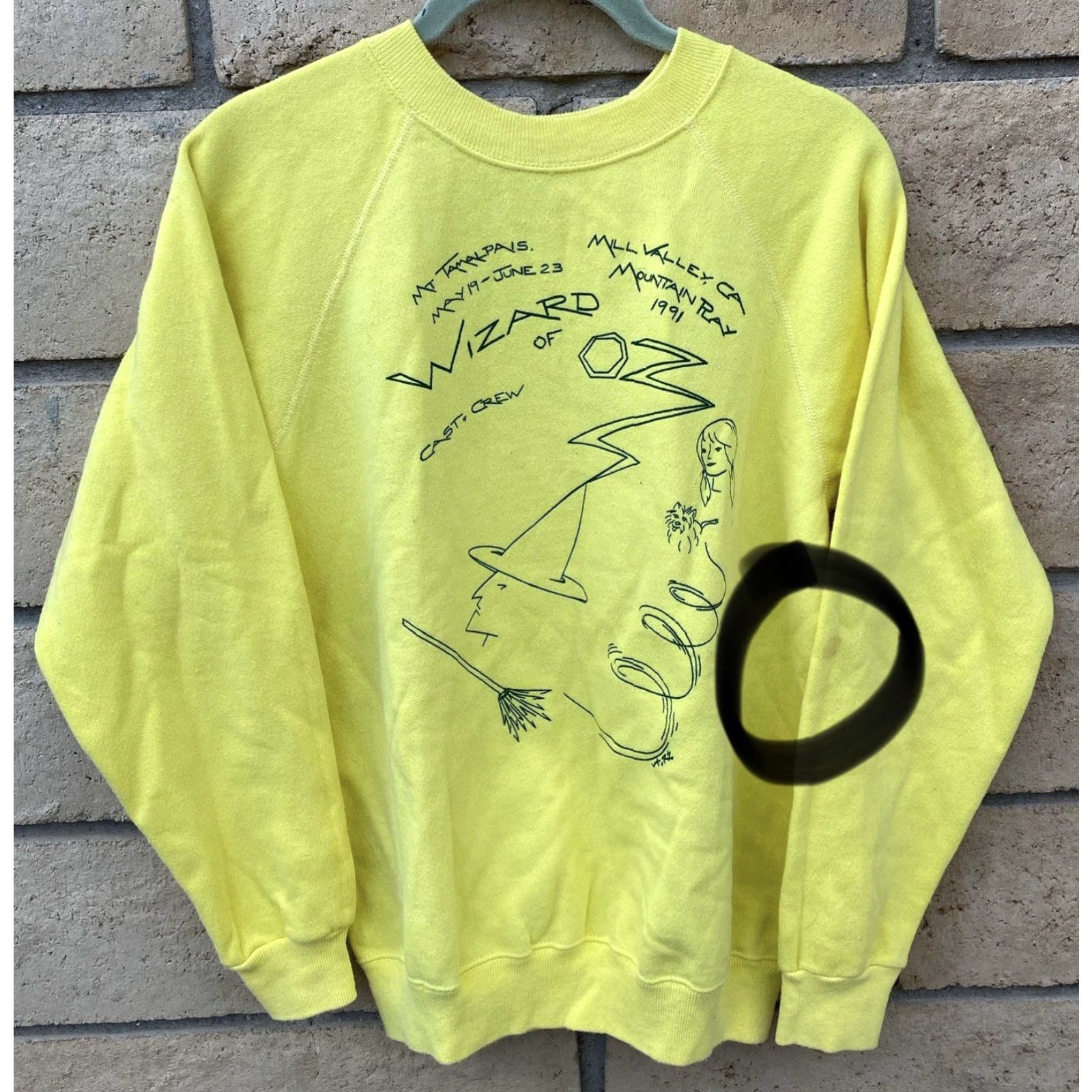 Hanes VINTAGE Wizard Of Oz Cast + Crew Mt Tamalpais 1991 Sweatshirt Hanes Yellow M Mens Pullover Graphic Print 90s Movie Dorothy raglan Sweatshirt Size US M / EU 48-50 / 2 - 5 Thumbnail