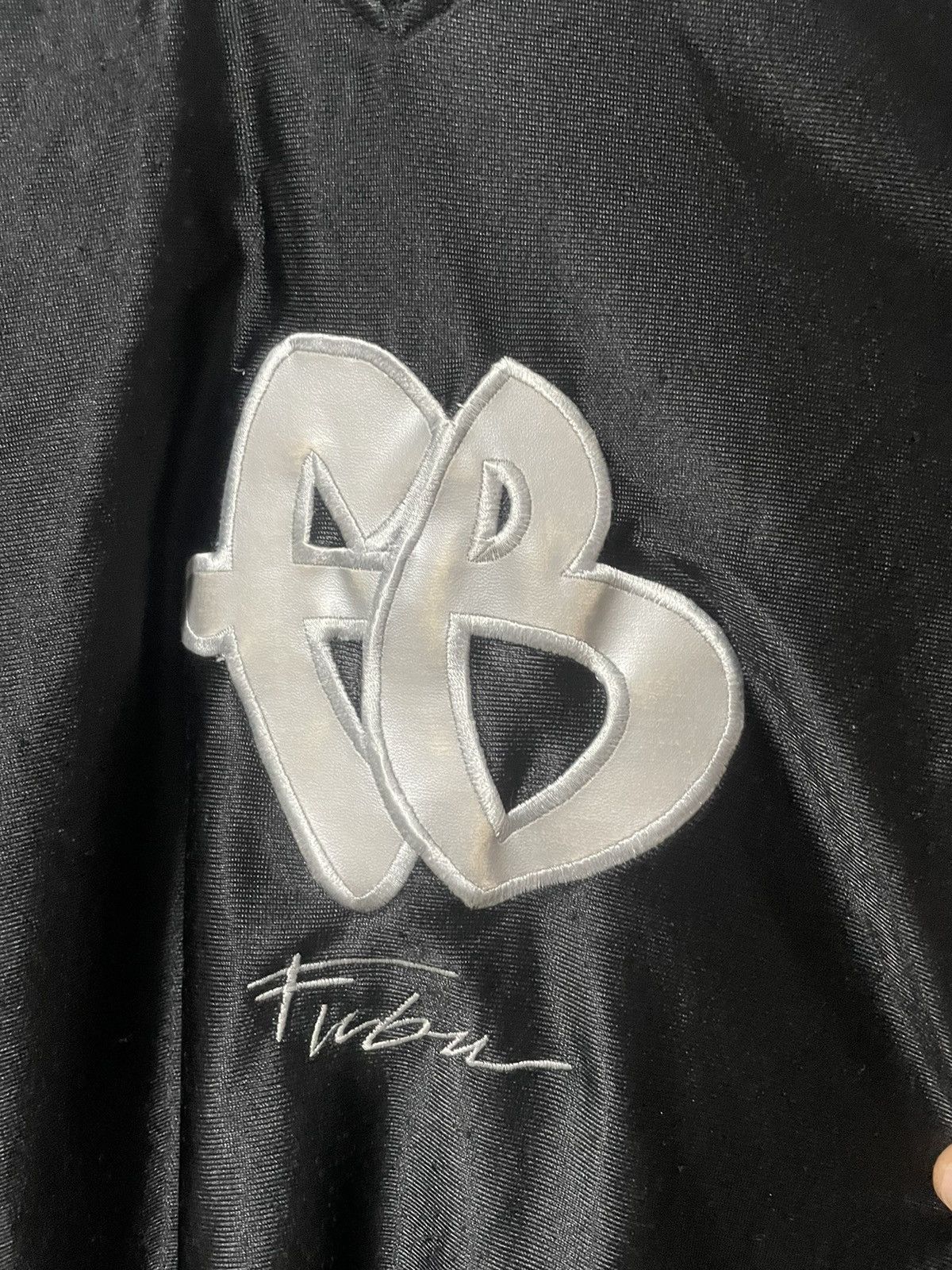 Fubu 90s Vintage Fubu Embroidered Center Logo T Shirt Streetwear Size US XL / EU 56 / 4 - 3 Thumbnail