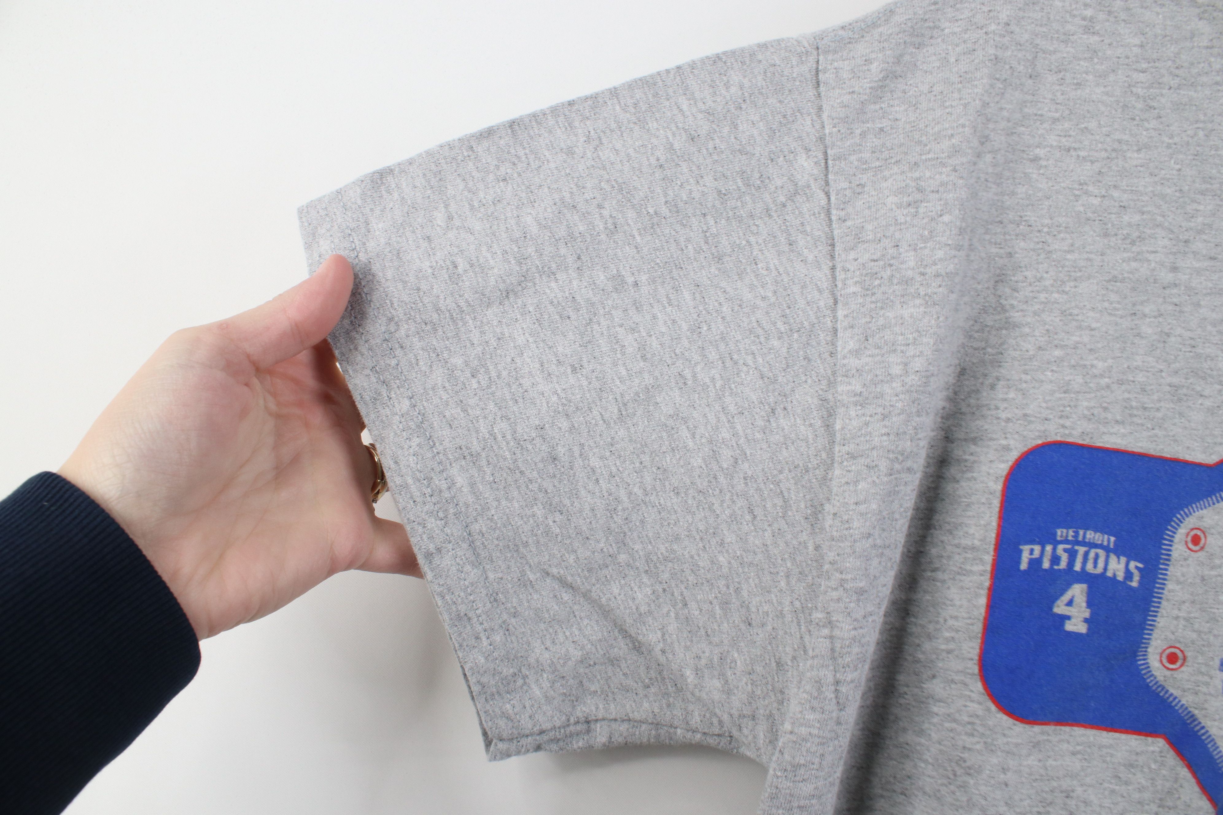 Vintage Vintage Y2K 2004 NBA Champs Pistons Basketball T-Shirt Gray Size US L / EU 52-54 / 3 - 6 Thumbnail