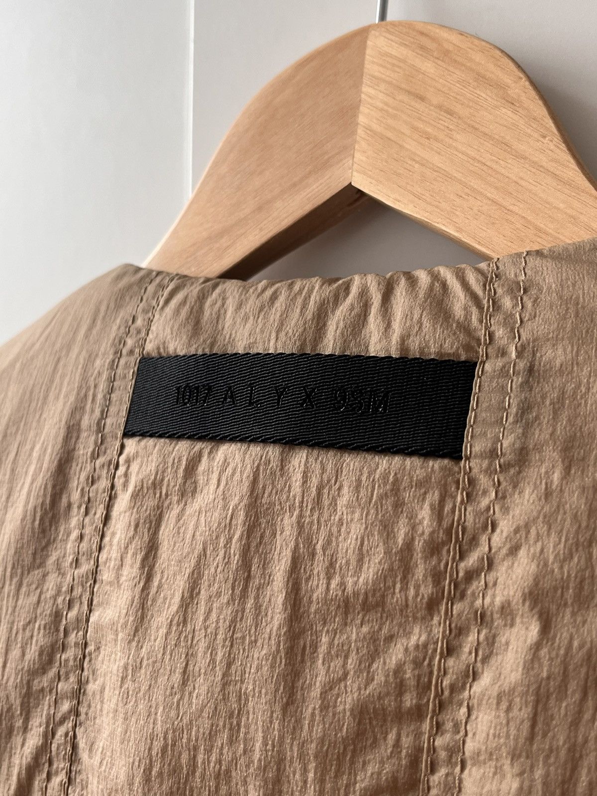 1017 ALYX 9SM 1017 ALYX 9SM Cropped Beige Padded Vest – Wide Large Fit Size US L / EU 52-54 / 3 - 7 Thumbnail
