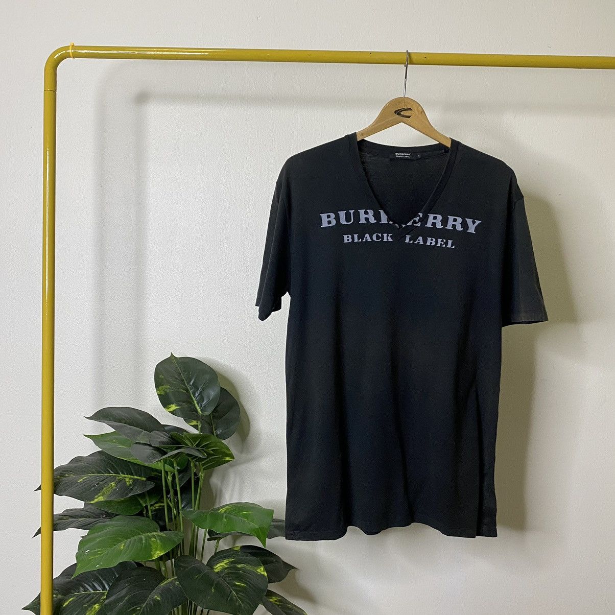 Burberry Burberry Black Label V Neck T Shirt Size US M / EU 48-50 / 2 - 1 Thumbnail