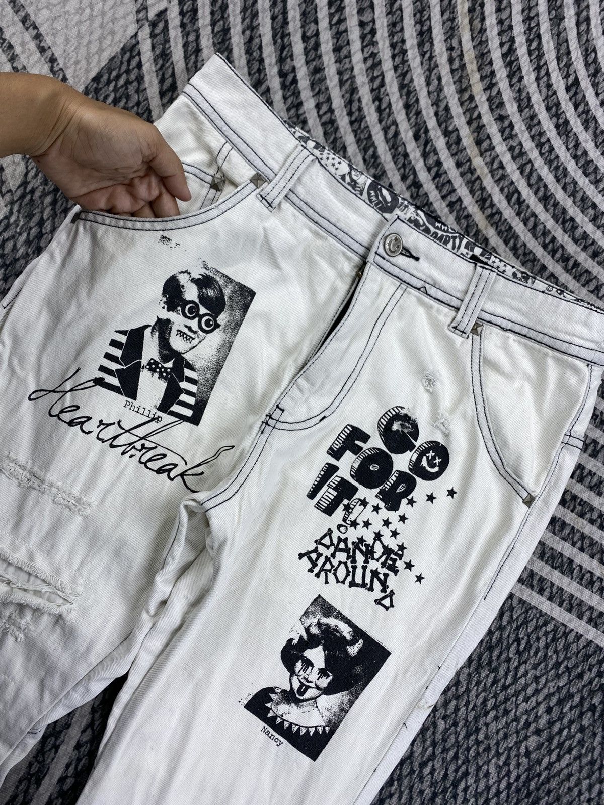 Worldwide Youth Vtg Worldwide Love Distressed Graphic Print Jeans Size US 31 - 12 Thumbnail