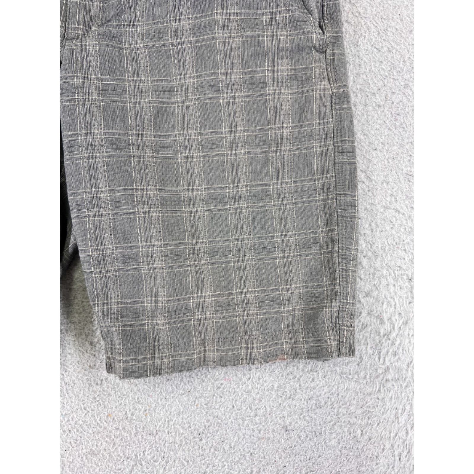 The North Face The North Face Shorts Womens 28 Gray Plaid 100% Cotton Golf Hiking 28x10 Size 28" / US 6 / IT 42 - 2 Thumbnail
