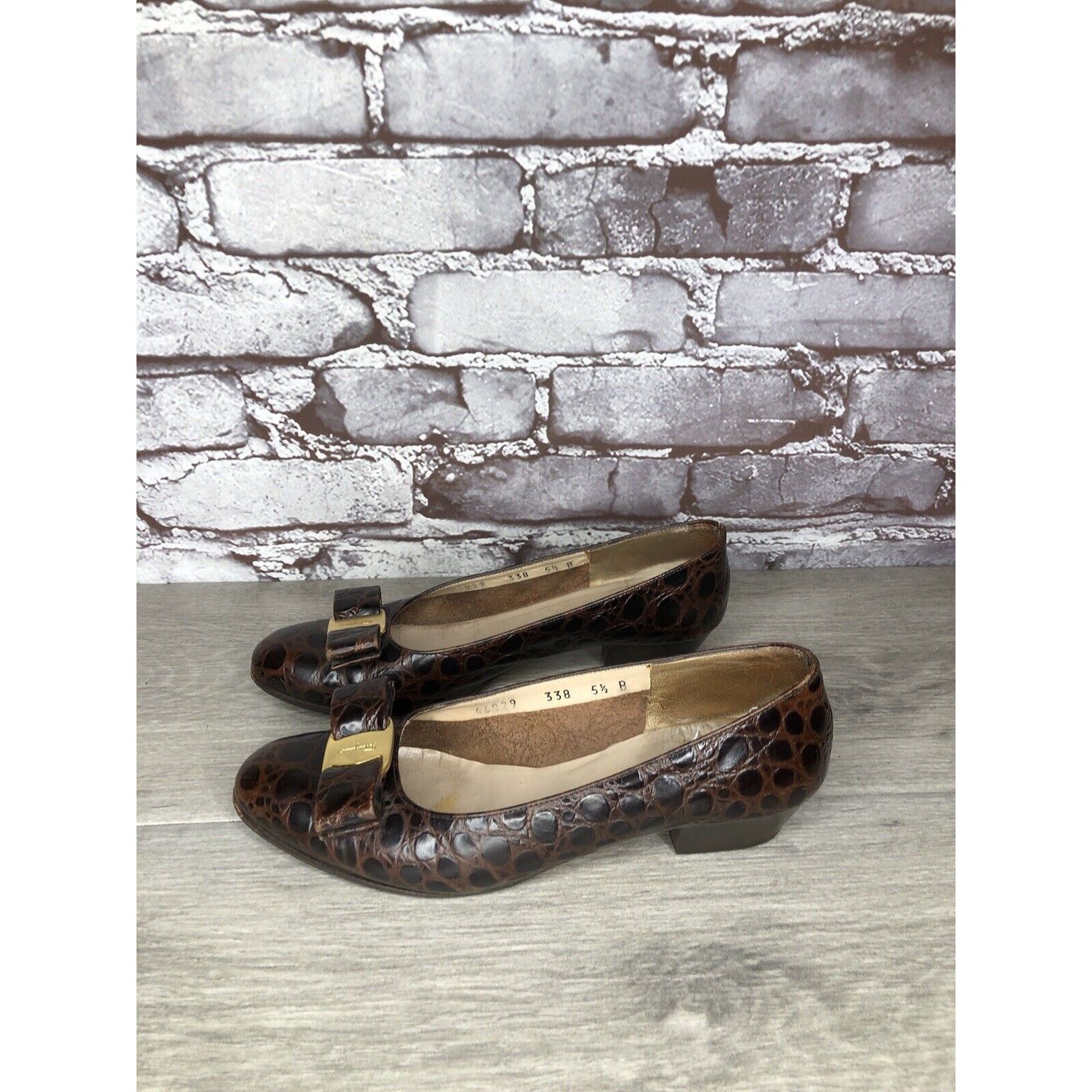 Salvatore Ferragamo Salvatore Ferragamo Vara Brown Leather Croc Embossed Bow Hee Size US 5.5 / IT 35.5 - 16 Thumbnail