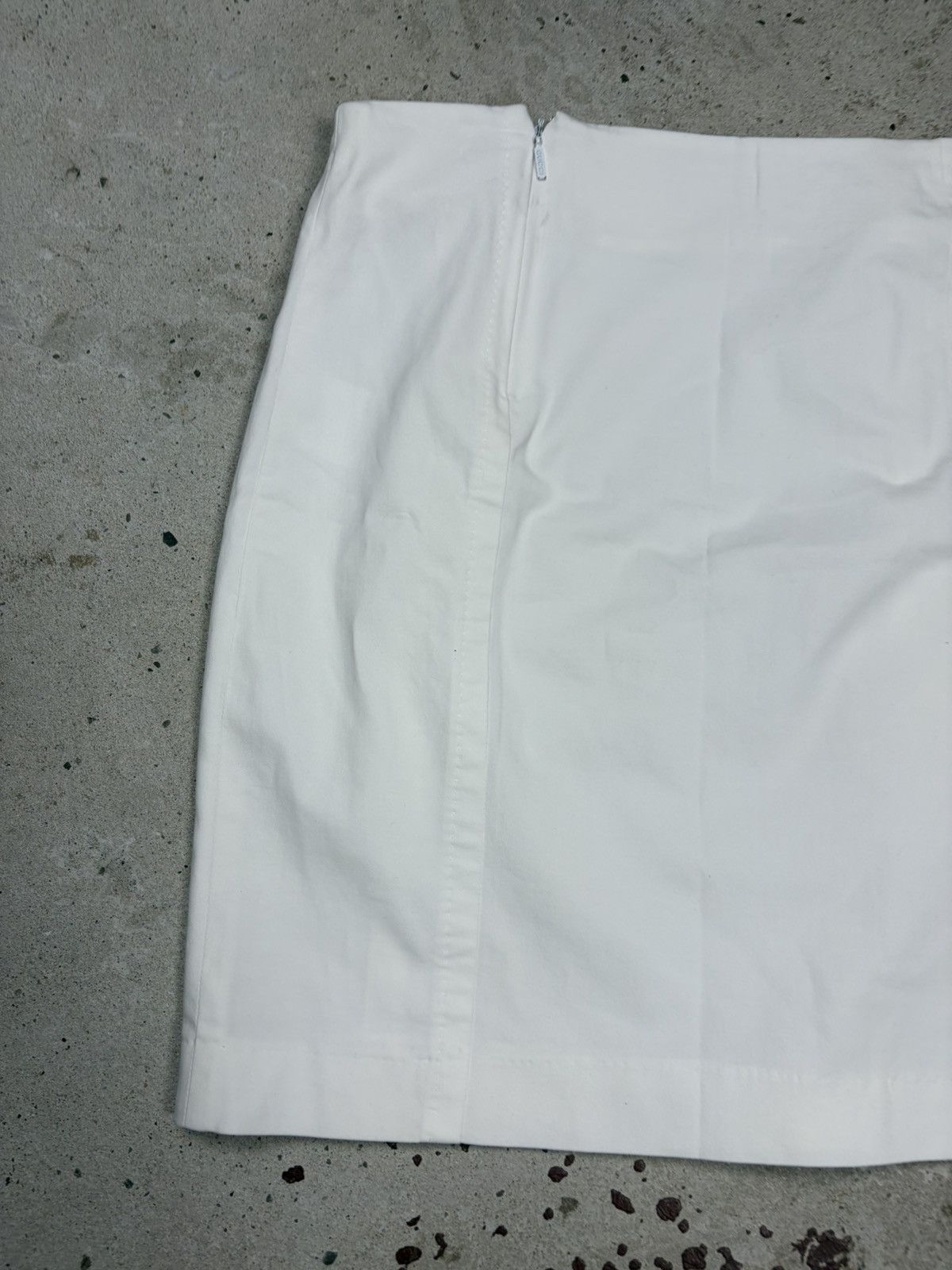 Gucci Gucci 2005 White Mini Skirt Belted Gold Logo Emblished Size 28" / US 6 / IT 42 - 11 Thumbnail