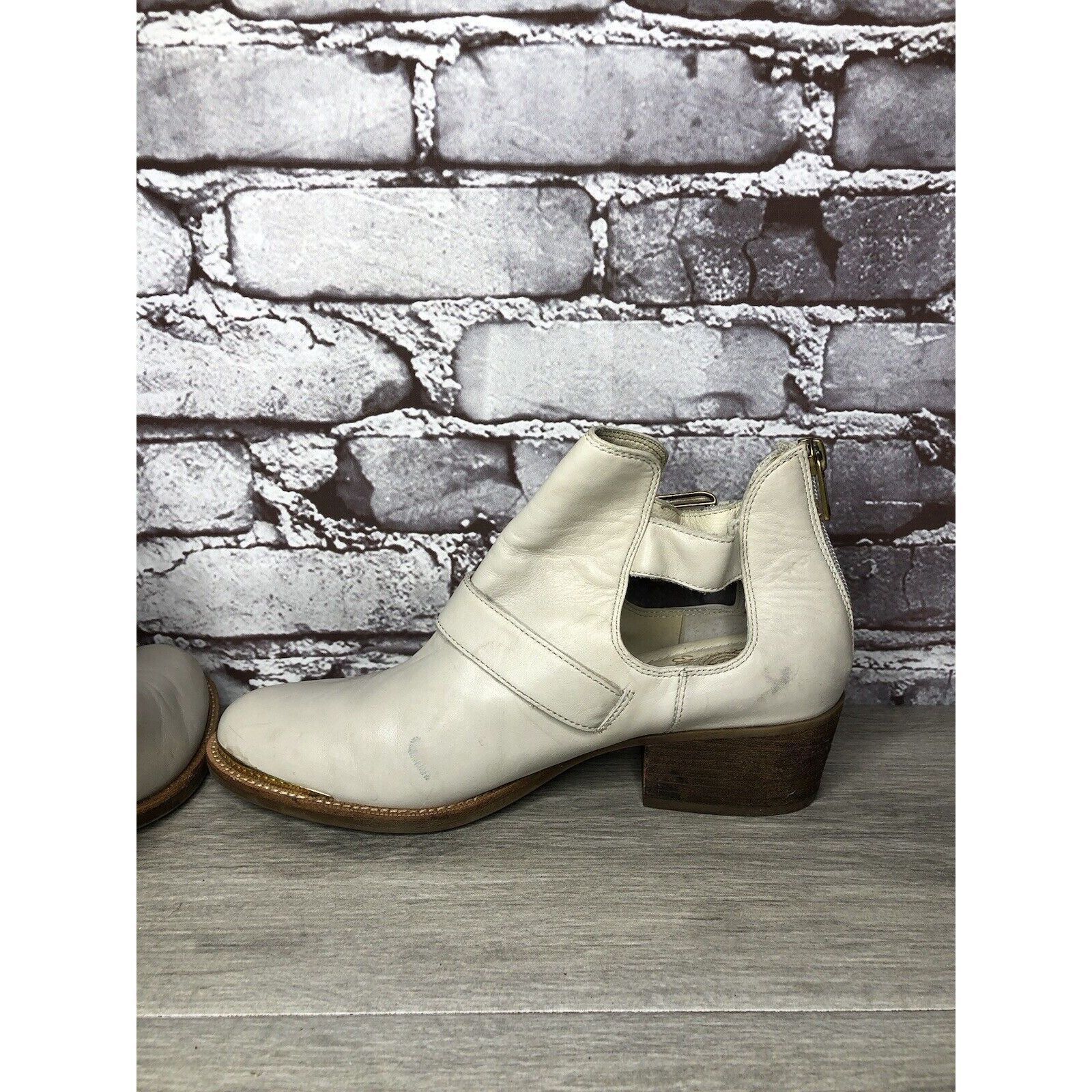 Elliott Elliot Lucca Ivory Leather Anthropologie Gold Buckle Heel Bo Size US 7 / IT 37 - 18 Thumbnail