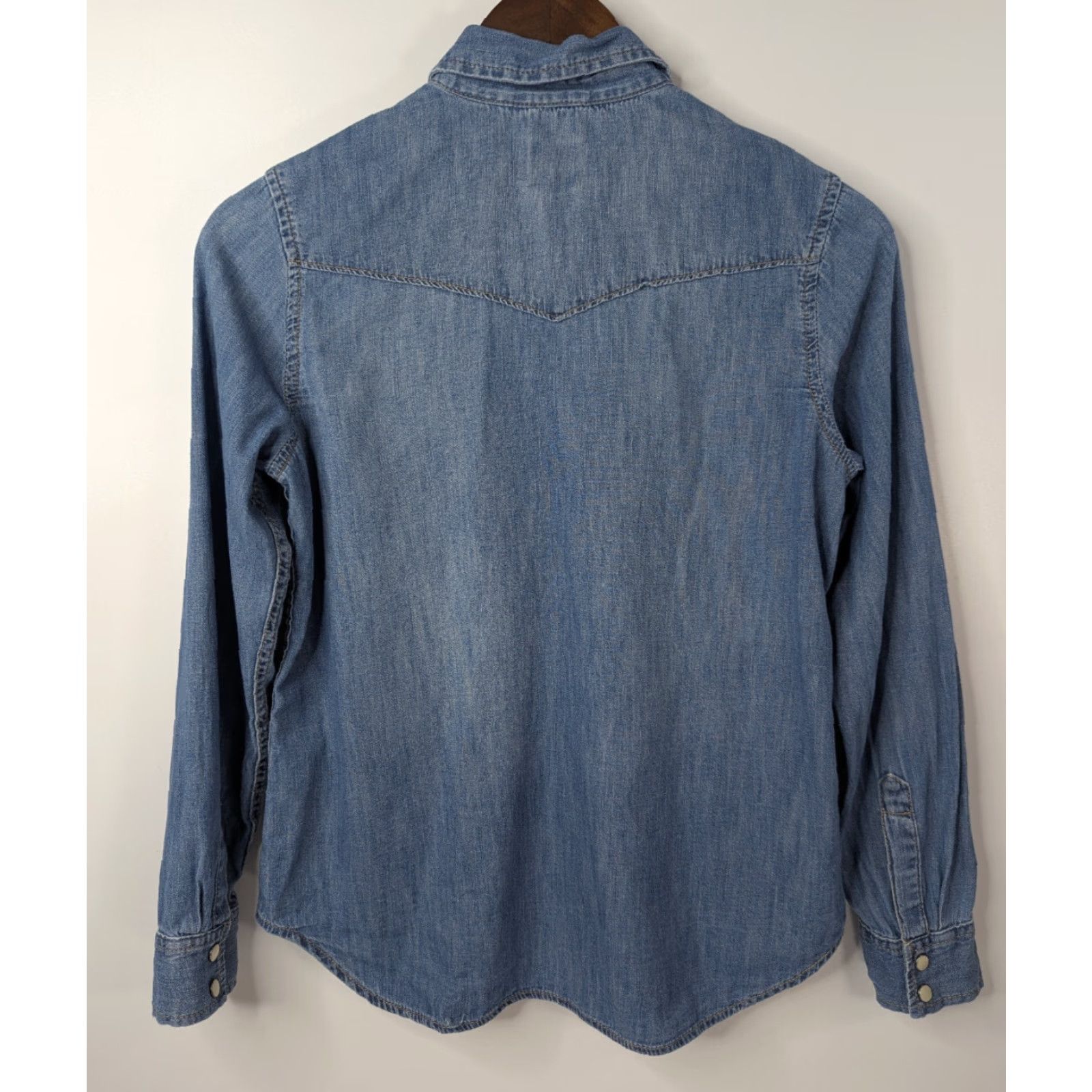 Gap VINTAGE Gap Denim Western Shirt Womens S Blue Cowgirl Snap Button-Up Collared Long Sleeve Pockets Western Size S / US 4 / IT 40 - 4 Thumbnail
