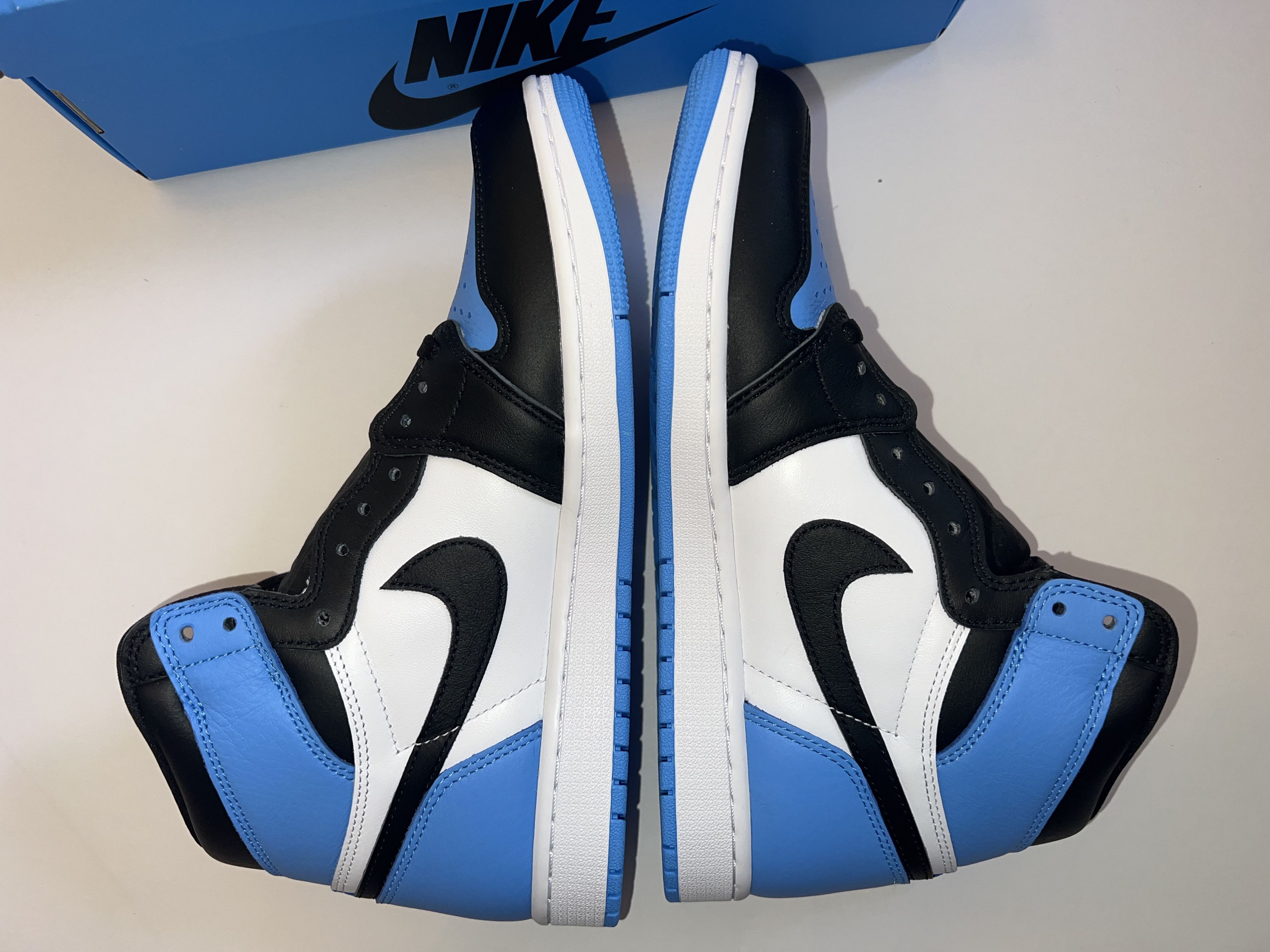 Jordan Brand × Nike Jordan 1 Retro OG High UNC Toe University Blue Size US 9.5 / EU 42-43 - 4 Thumbnail