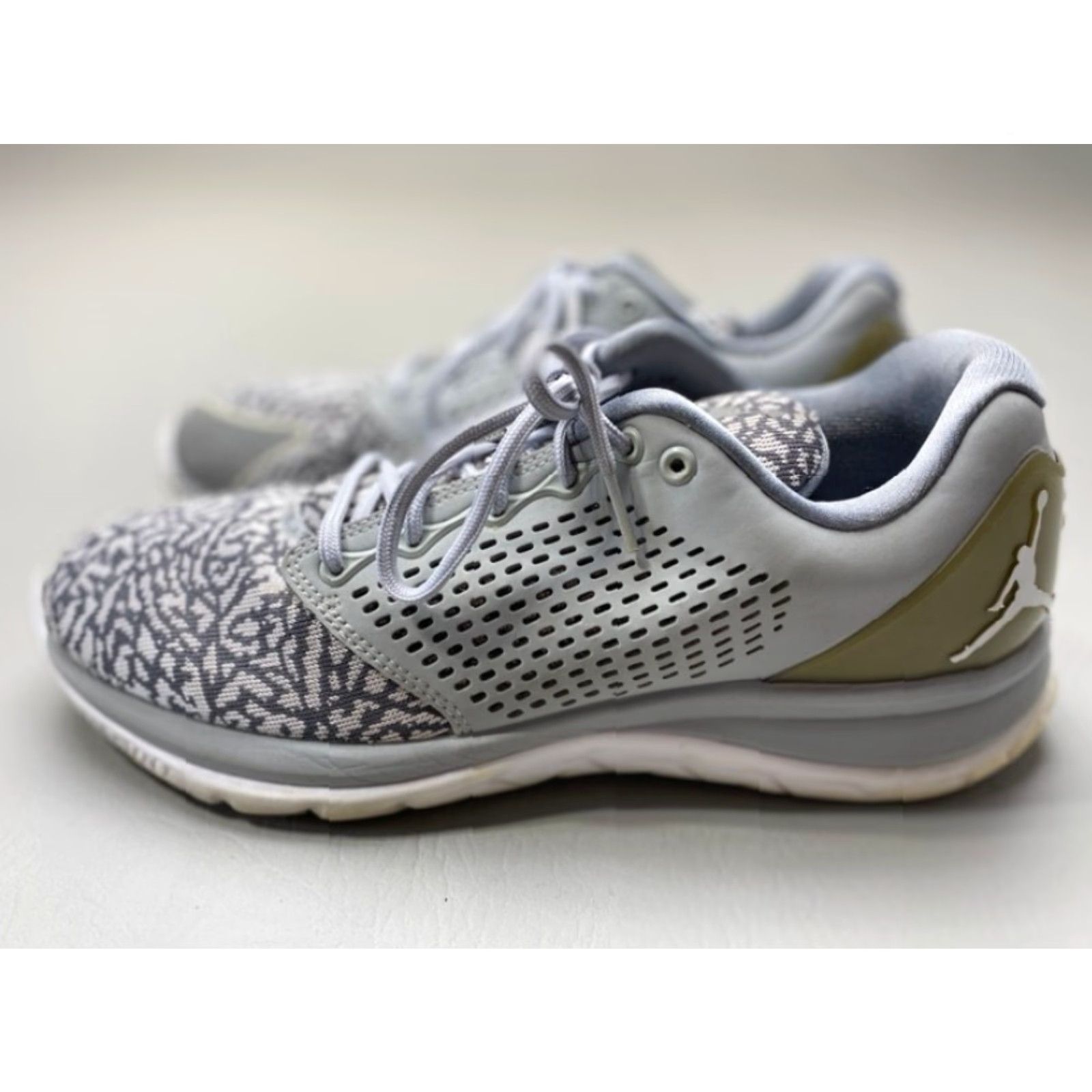 Jordan Brand Nike Air Jordan Trainer ST Wolf Grey Platinum Cement 820253-003 Size 10 Nike Jordan Trainer ST Wolf Grey 10 Mens Gray 2000s 2010s Sneakers Size US 10 / EU 43 - 5 Thumbnail