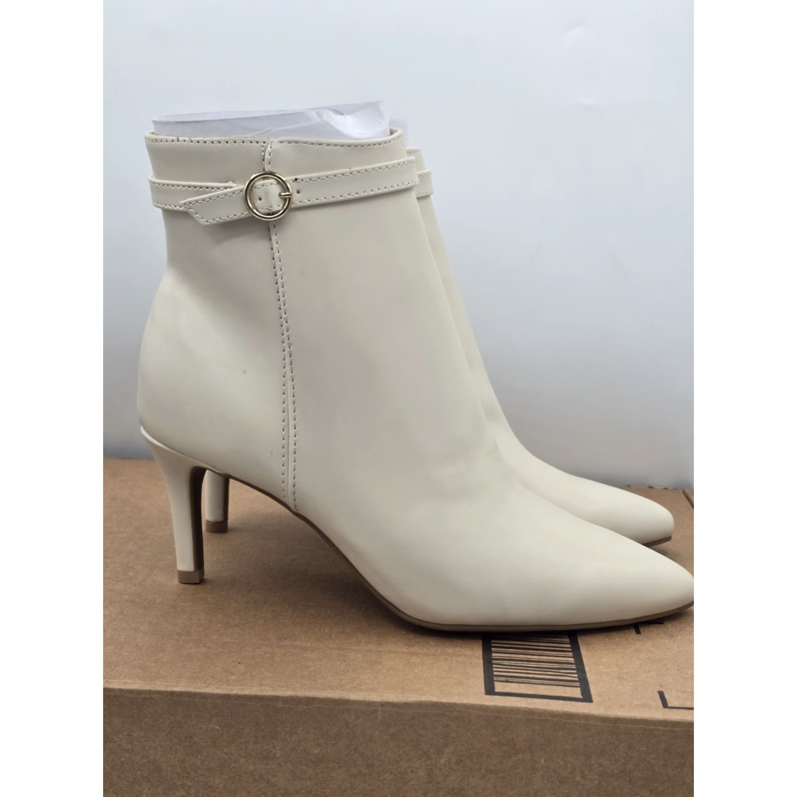 Vintage Bandolino Galayn Boots Womens Size 6.5 M Ivory Ankle White Kitten Heel NWOB 90s? Size US 7 / IT 37 - 7 Thumbnail