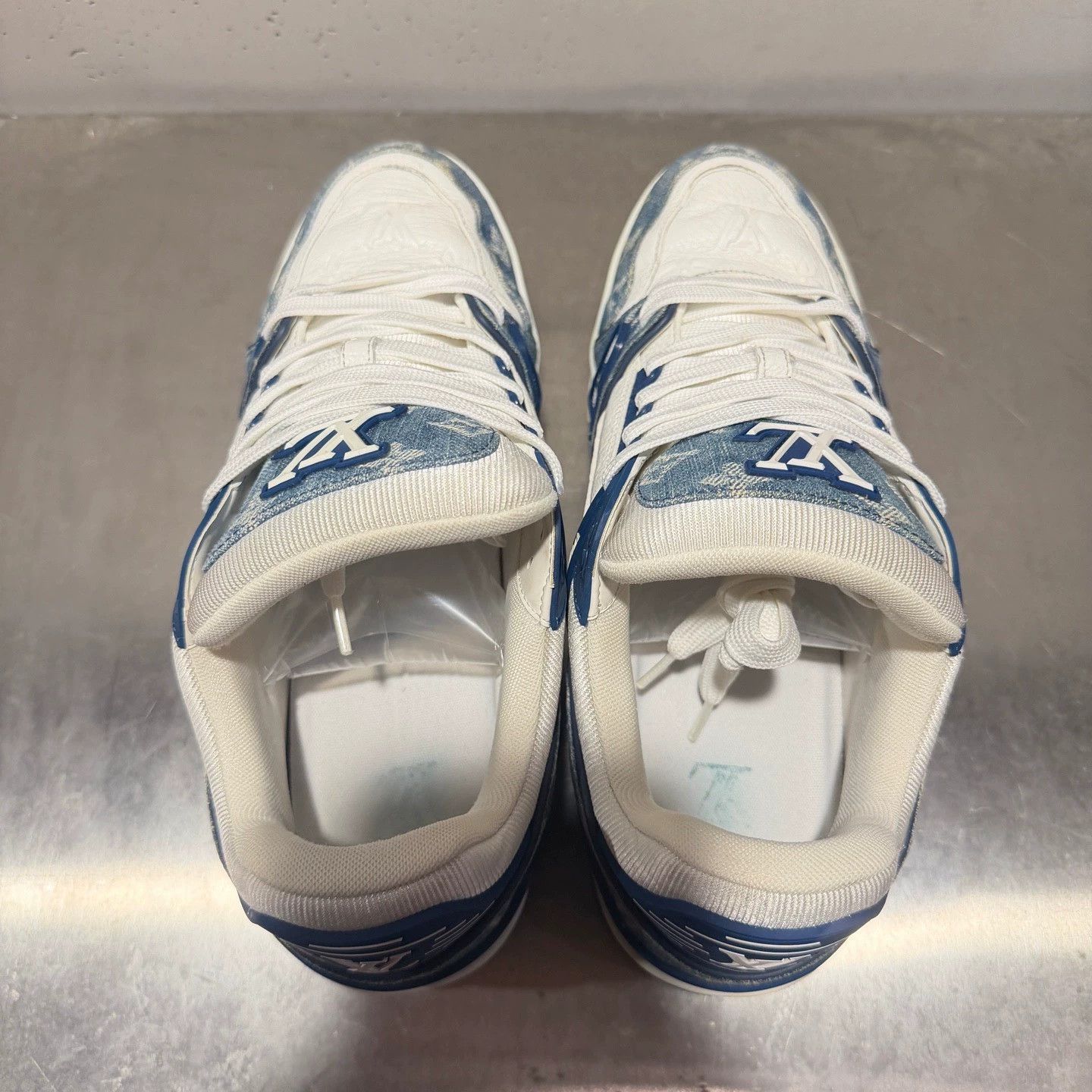 Louis Vuitton Louis Vuitton Trainer in white and blue jeans Size US 9.5 / EU 42-43 - 2 Thumbnail