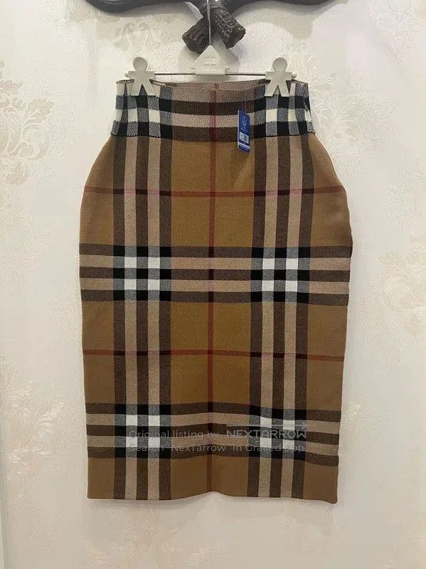Burberry Burberry Khaki Plaid Midi Skirt for Women. Size 27" / US 4 / IT 40 - 1 Thumbnail