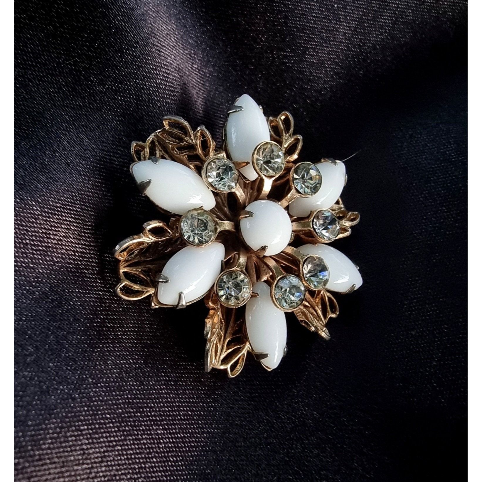 Other Rare Find Vintage Floral Flower White Brooch White Glass Mil Size ONE SIZE - 4 Thumbnail