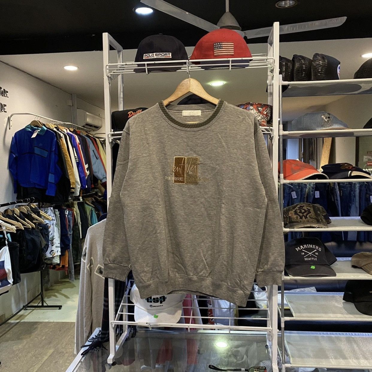 Pierre Balmain Vintage Vent Vent Pierre Balmain Paris Embroid Sweatshirts Size US L / EU 52-54 / 3 - 1 Thumbnail