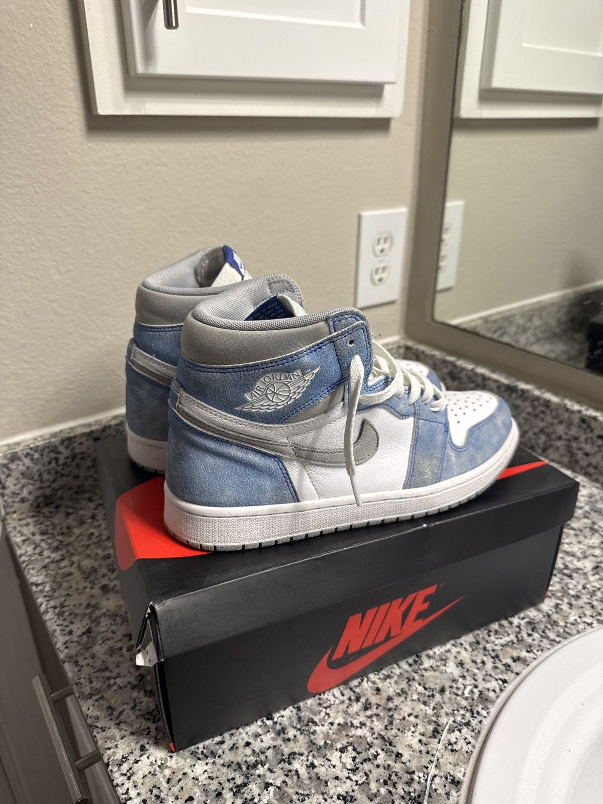 Nike Jordan 1 Hyper Royal Size US 9.5 / EU 42-43 - 3 Thumbnail