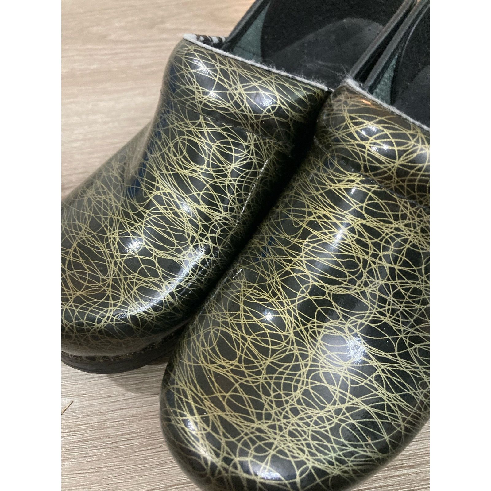Dansko Dansko Professional Women's Black Gold Swirl Clogs 7.5 Size US 7.5 / IT 37.5 - 8 Thumbnail
