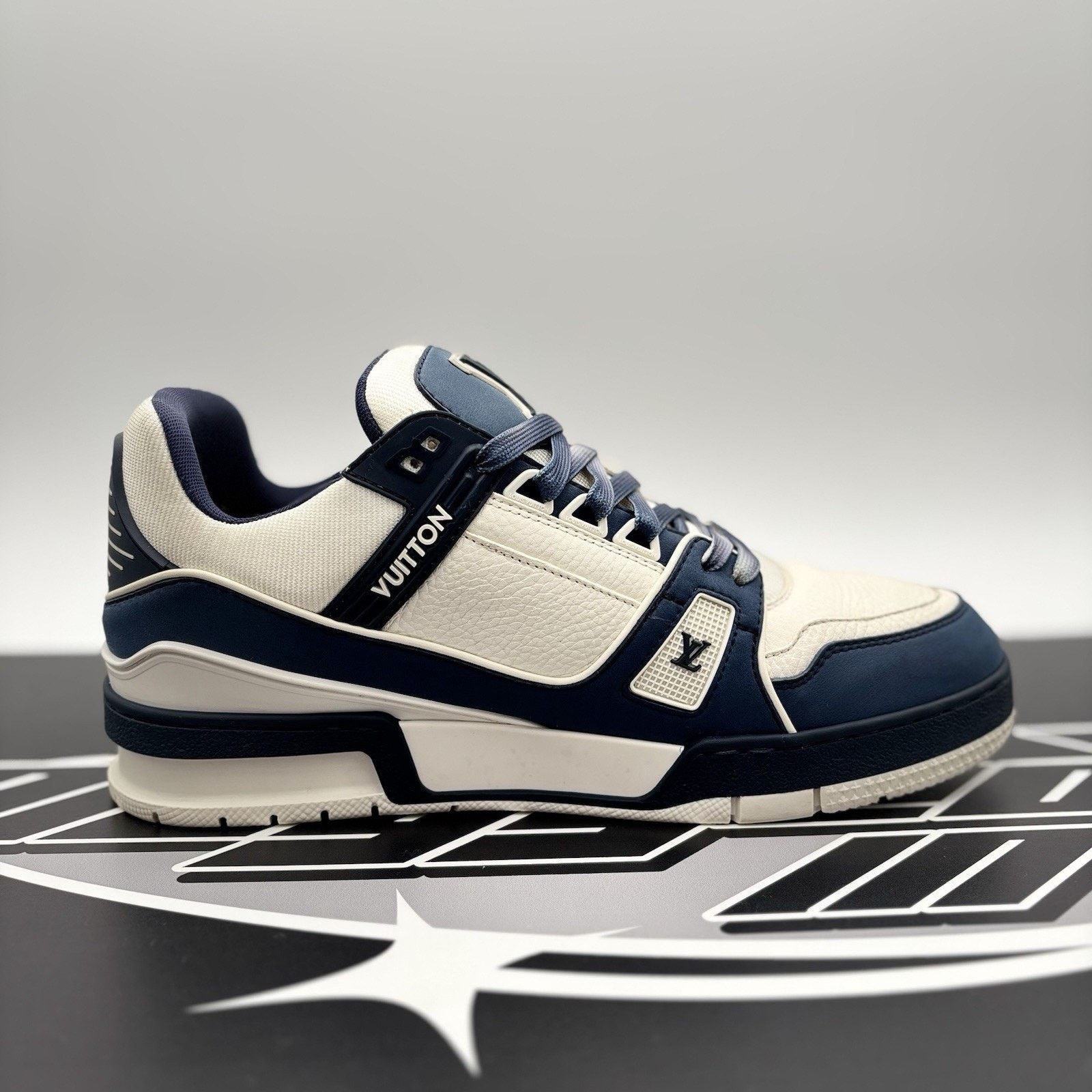 Louis Vuitton (7-7.5 US) Louis Vuitton Trainer ' White Navy '| GREAT COND! Size US 7.5 / EU 40-41 - 13 Thumbnail