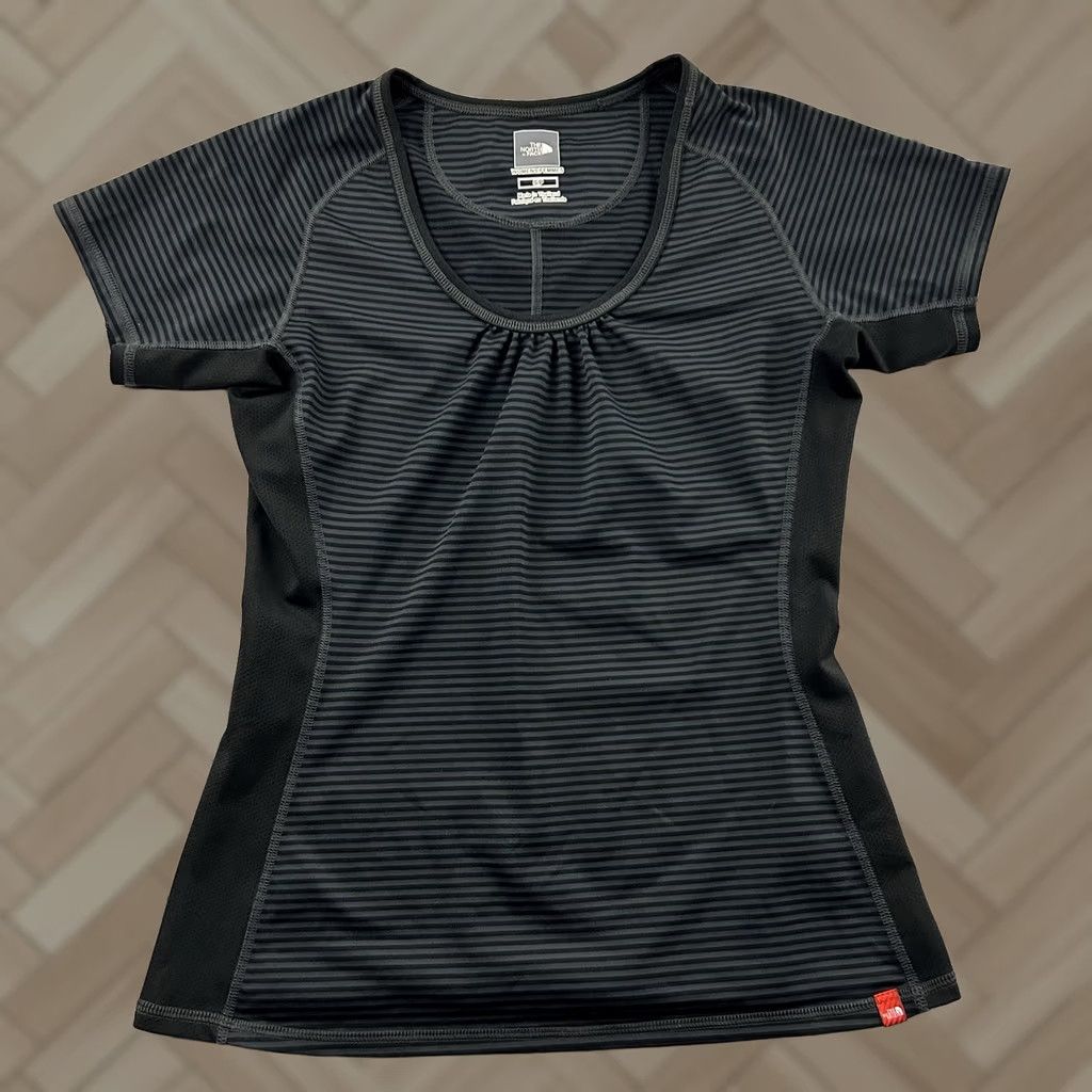 The North Face The North Face VaporWick Striped Short Sleeve T Shirt Women's Small Black Gray Size S / US 4 / IT 40 - 1 Thumbnail