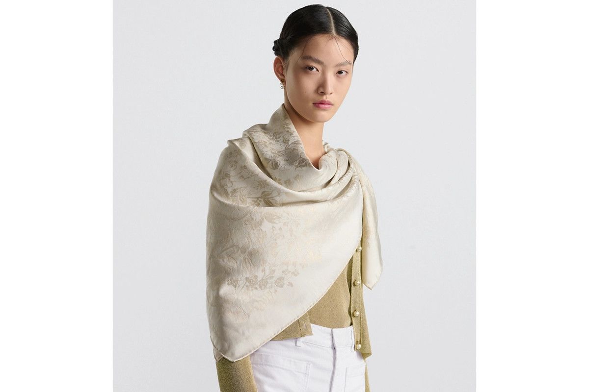 o1bcso1str0226 Size:OS/70 Square Scarf in White/Golden