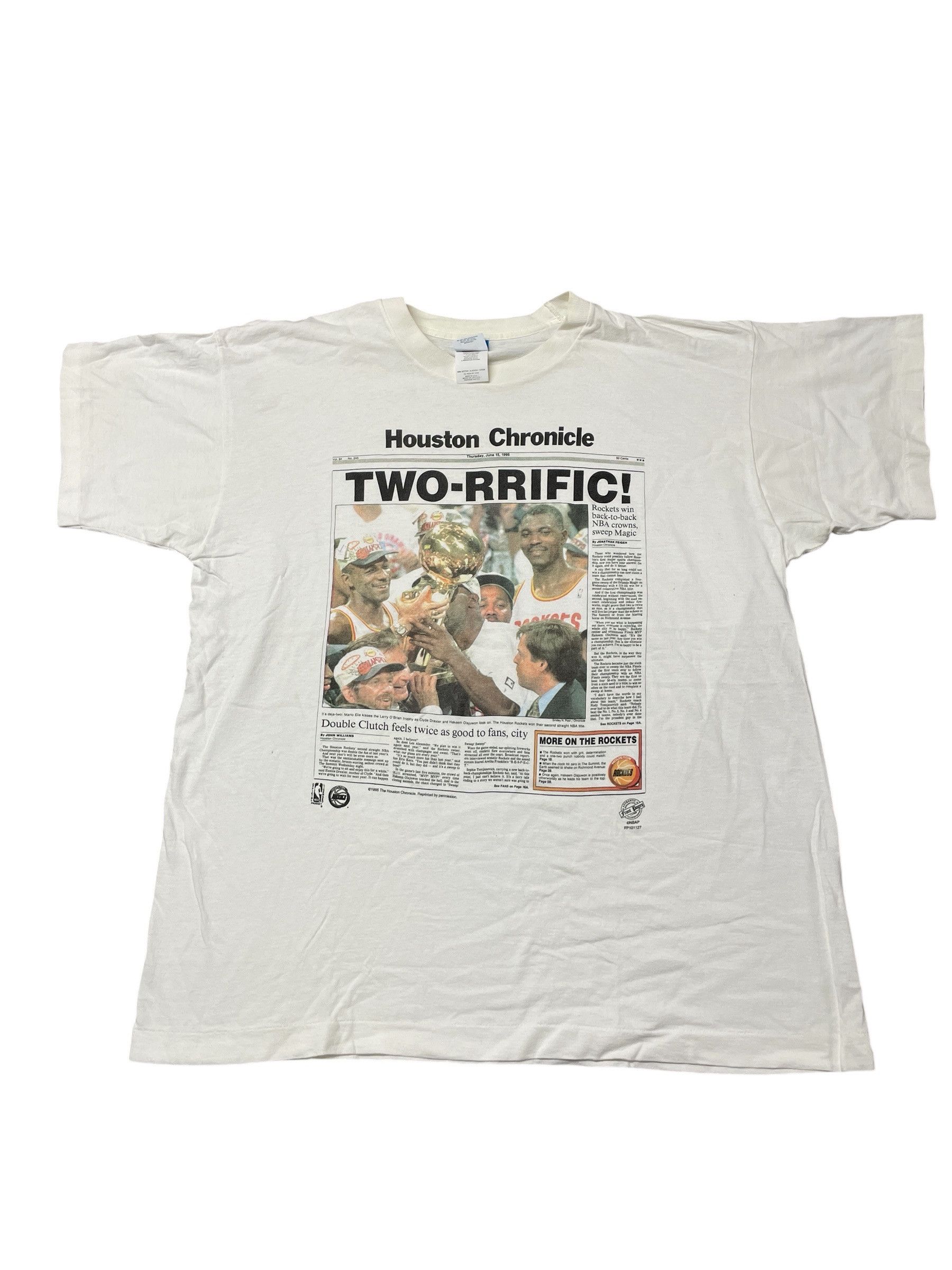 Fruit Of The Loom Vintage 1995 Houston Rockets NBA 90s Front Page T-Shirt Size US XL / EU 56 / 4 - 1 Thumbnail