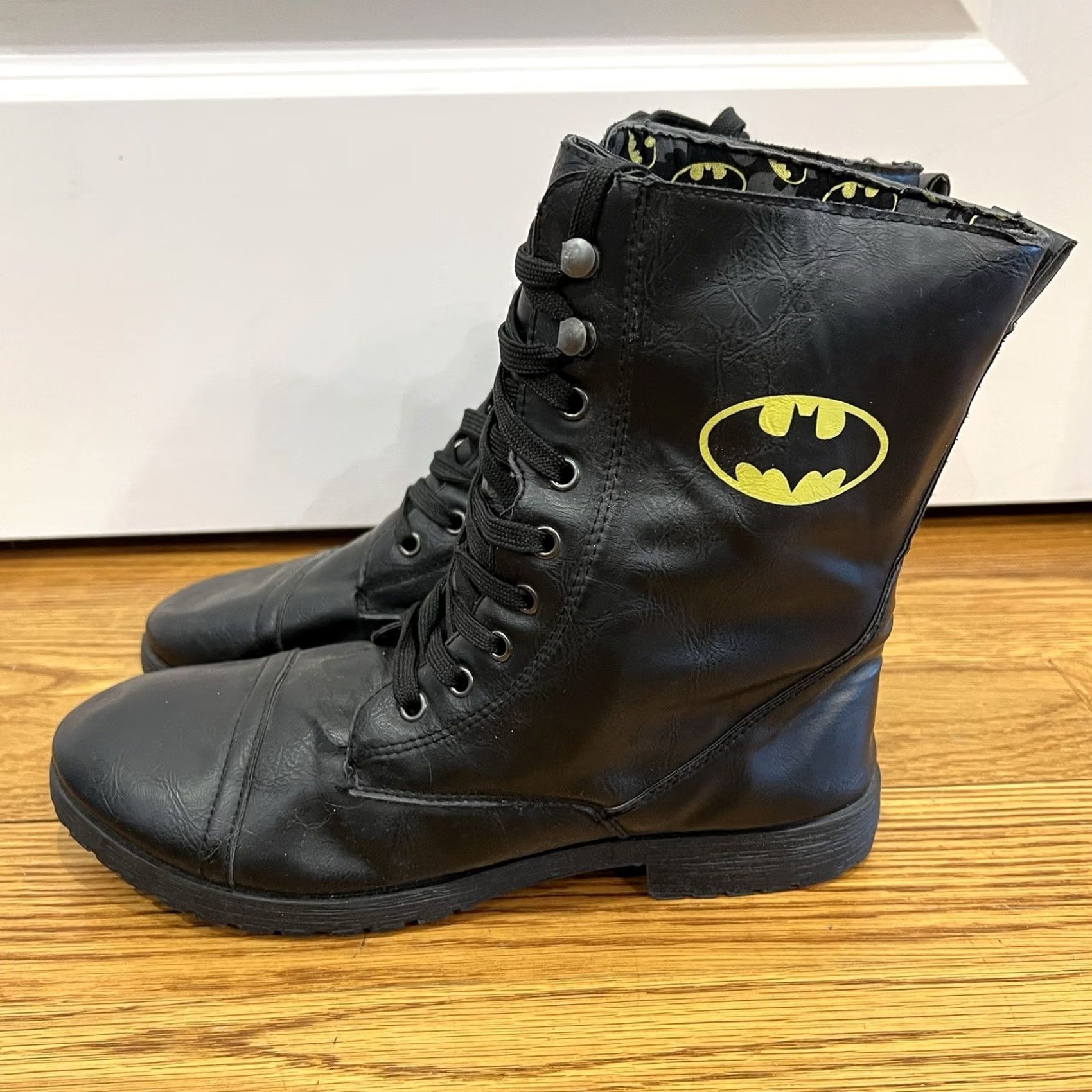 Vintage Batman Emblem Boots Ladies 11 Canvas Lace-Up Ankle Black Yellow Combat Style Shoes Size US 11 / IT 41 - 2 Thumbnail