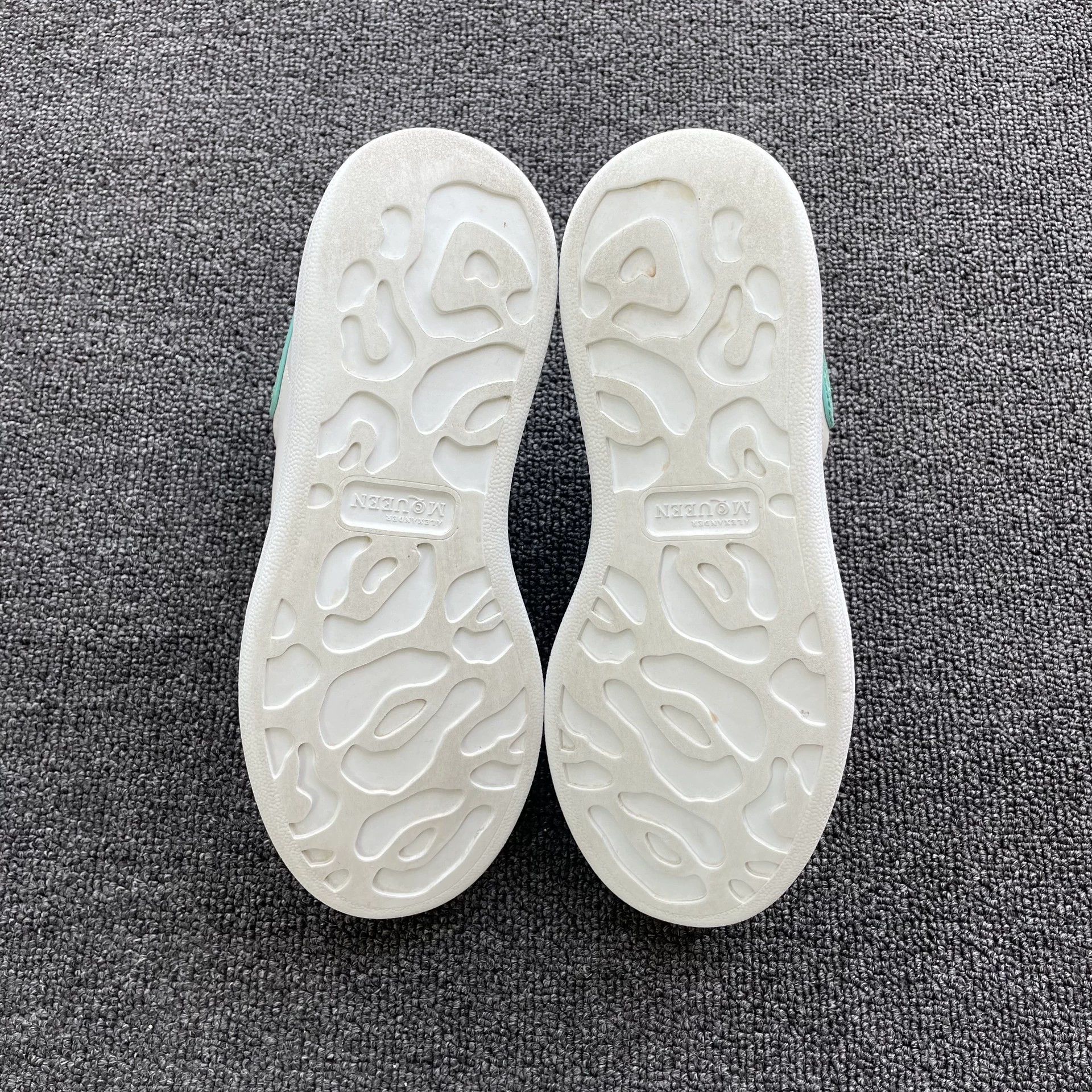 Alexander McQueen Alexander McQUEEN green sequin white sneakers 35.5 Size US 5 / IT 35 - 7 Thumbnail