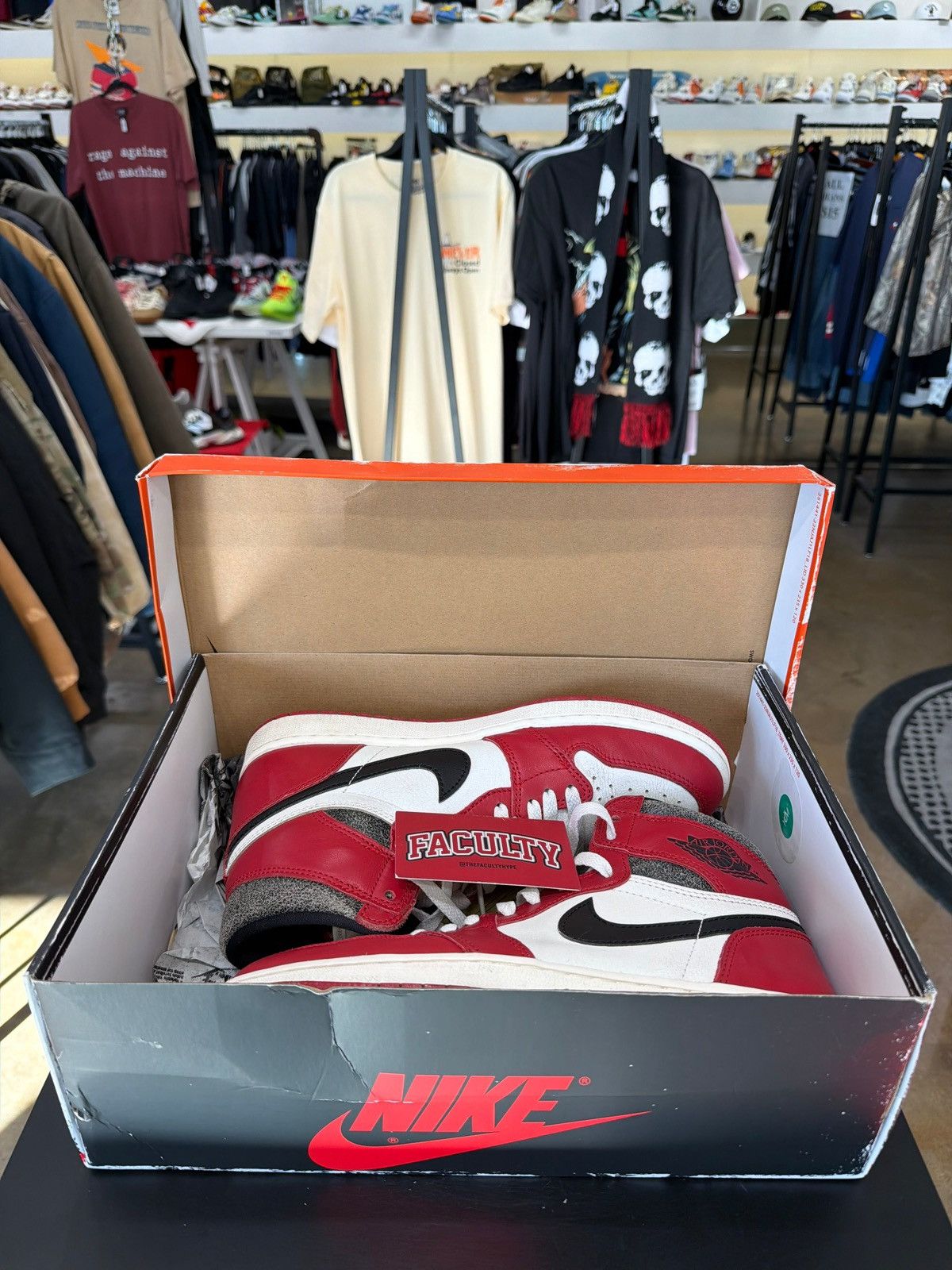 Jordan Brand Air Jordan 1 Chicago Lost & Found Size 9 (2022) Size US 9 / EU 42 - 10 Thumbnail