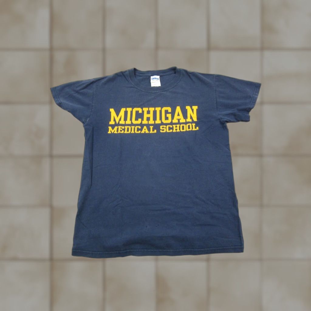 Gildan VINTAGE University of Michigan Mens Shirt Small Blue Gildan Crew Neck Short Sleeve 90s USA Wolverines Shirt Mens Blue University 90s Size US S / EU 44-46 / 1 - 1 Thumbnail