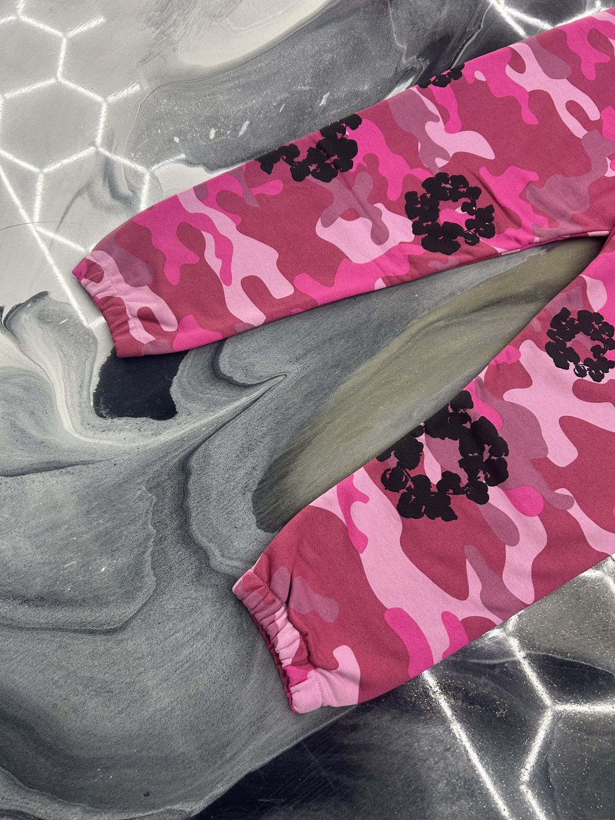 DENIM TEARS Denim Tears Pink Camo Cotton Wreath Sweatpants Size M Size US 32 / EU 48 - 5 Thumbnail