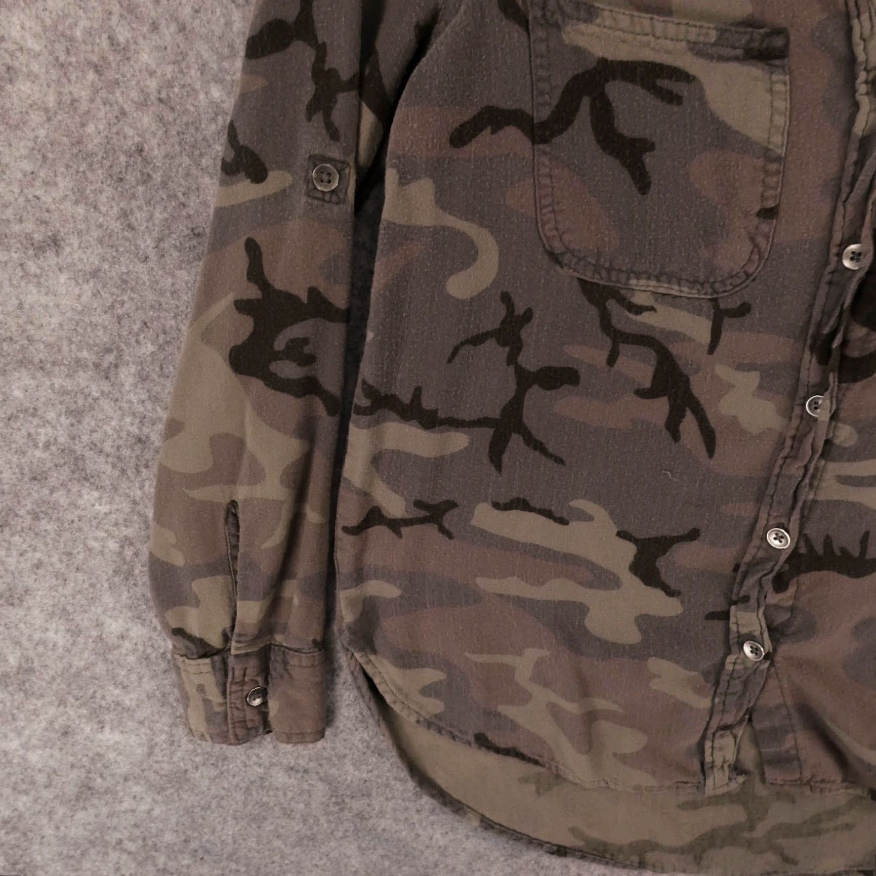 Vintage Rock & Republic Shirt Womens Medium Long Sleeve Button Up Gray Camo Size M / US 6-8 / IT 42-44 - 4 Thumbnail