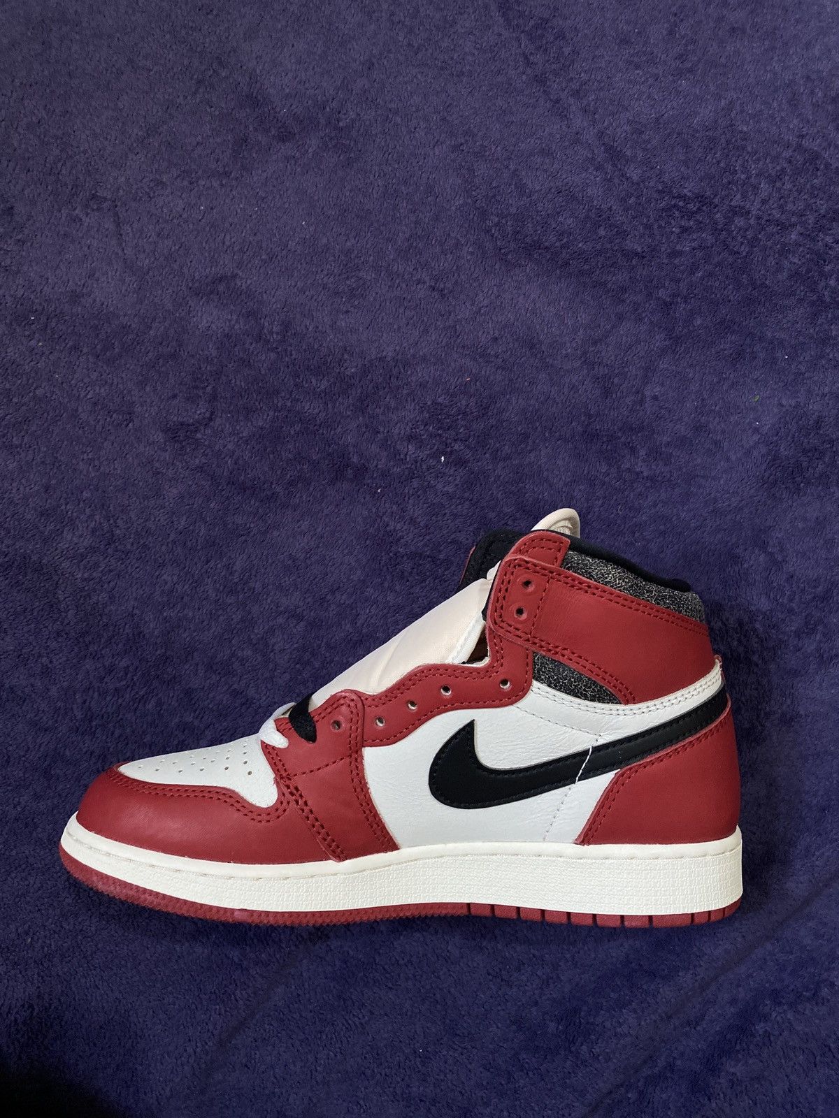 Jordan Brand × Nike Jordan 1 Retro High OG Chicago Lost and Found (GS) Size US 6 / EU 39 - 3 Thumbnail