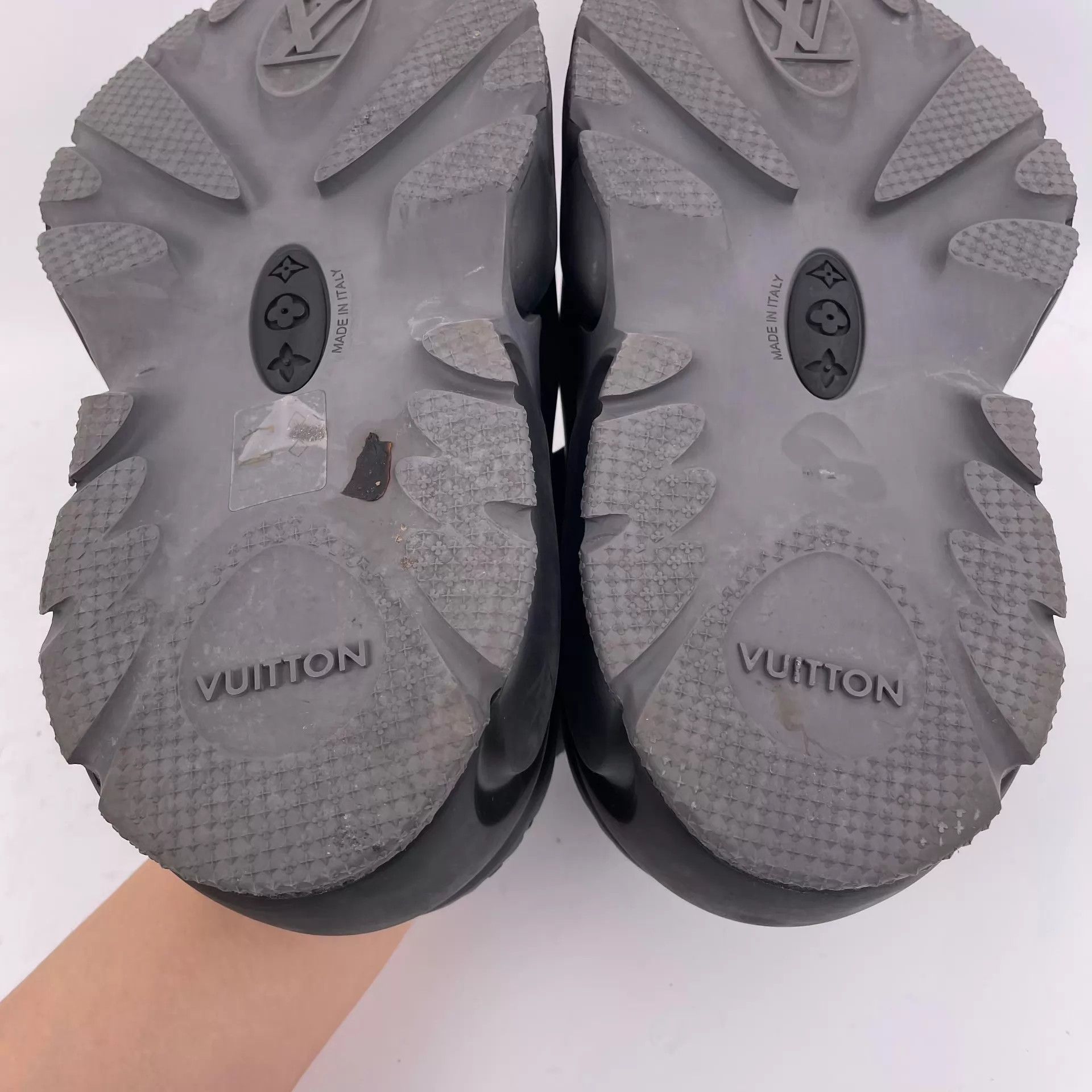 Louis Vuitton LV Black Slides US 7 Size US 7 / EU 40 - 4 Thumbnail