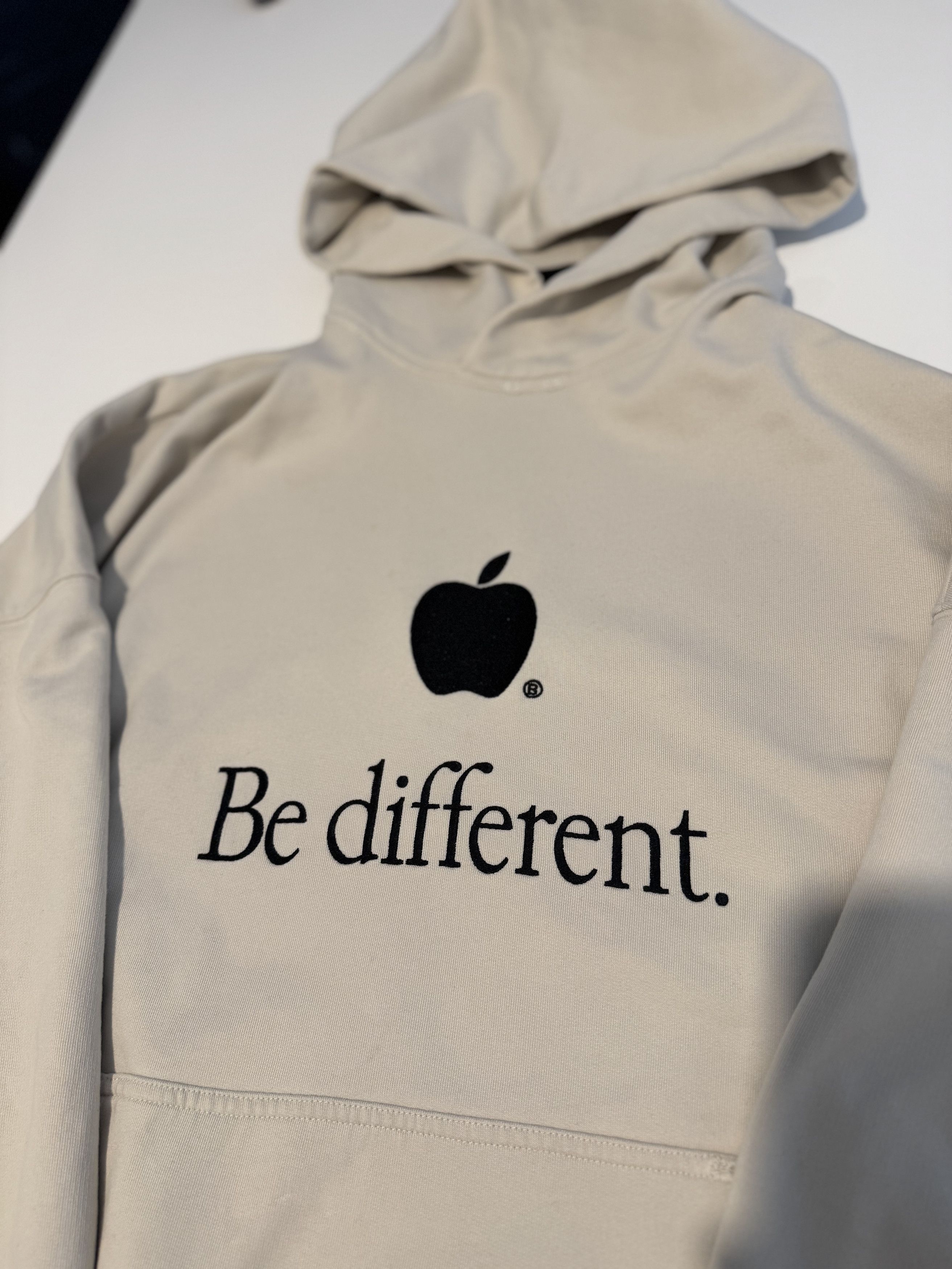 Balenciaga BALENCIAGA AW22 BE DIFFERENT APPLE HOODIE CREME WHITE Size US L / EU 52-54 / 3 - 3 Thumbnail