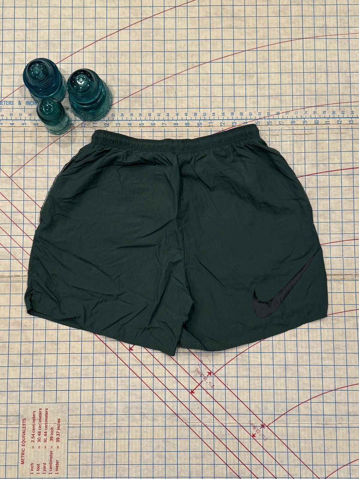Nike Vintage 90’s Nike White Tag Big Swoosh Shorts Green Size L Size US 34 / EU 50 - 8 Thumbnail