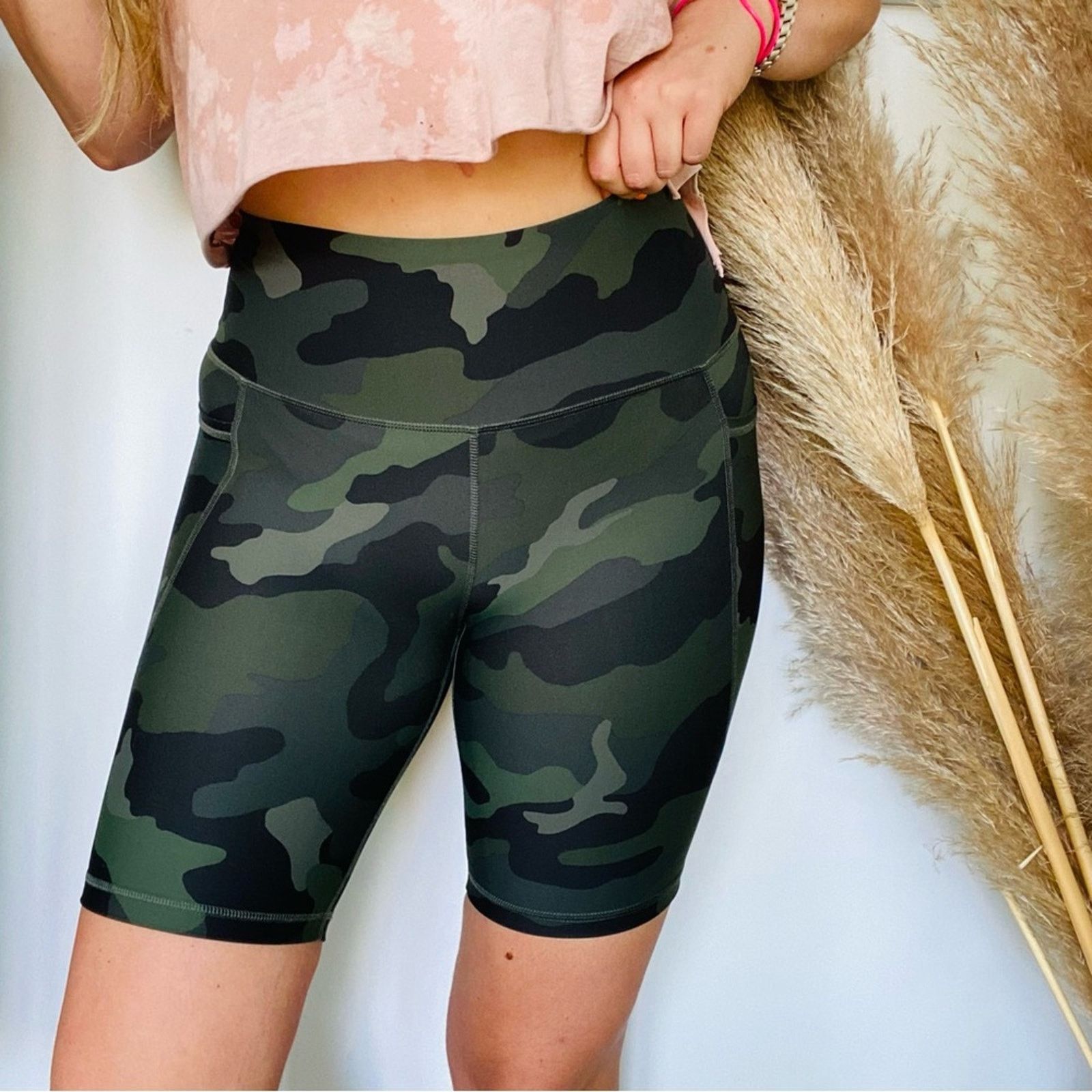 Old Navy OLD NAVY Olive Green Black Camo Print High Rise Biker Shorts Size 30" / US 8 / IT 44 - 1 Thumbnail