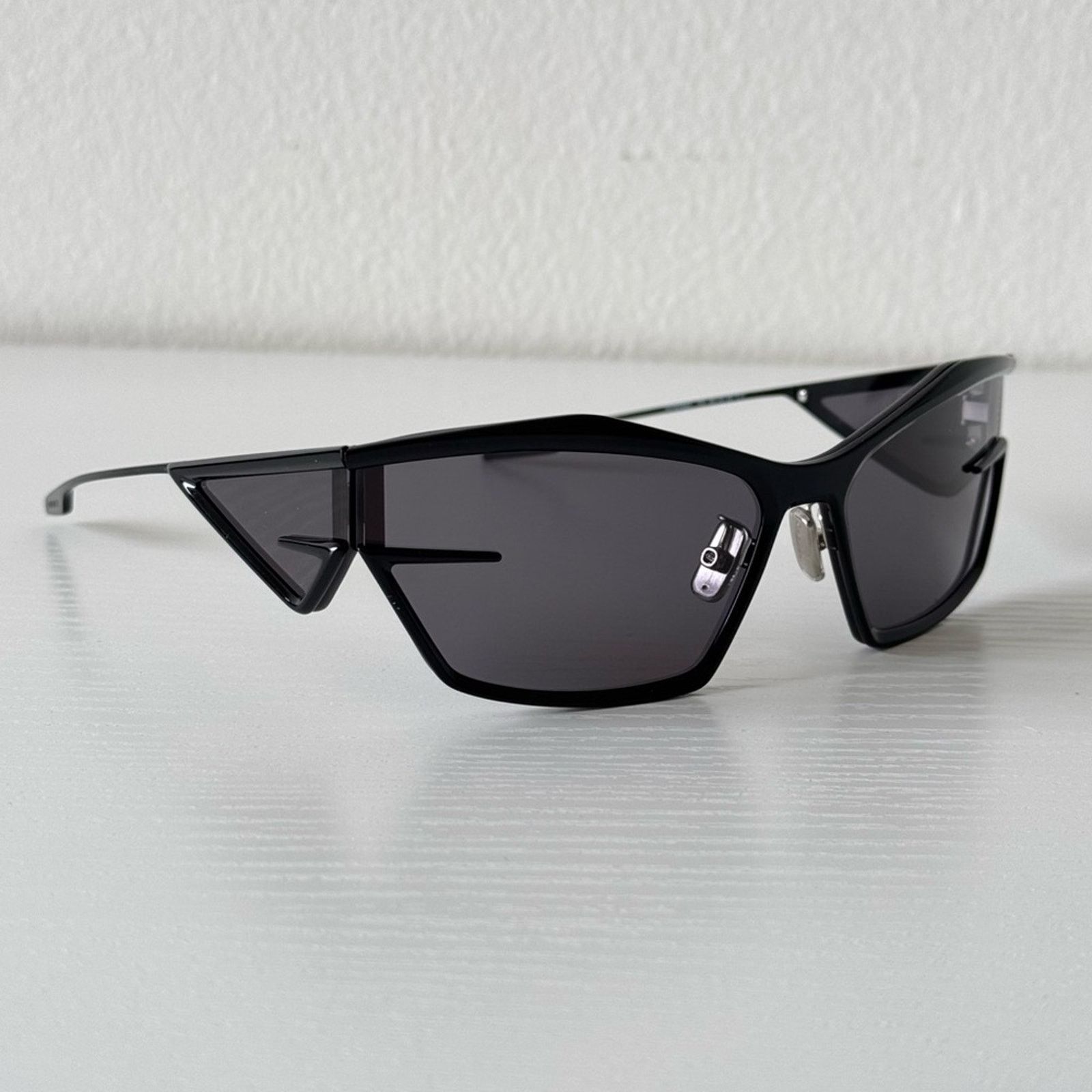 Givenchy NEW! Givenchy Black Sunglasses, GV40066U 01A, Authentic Size ONE SIZE - 2 Thumbnail