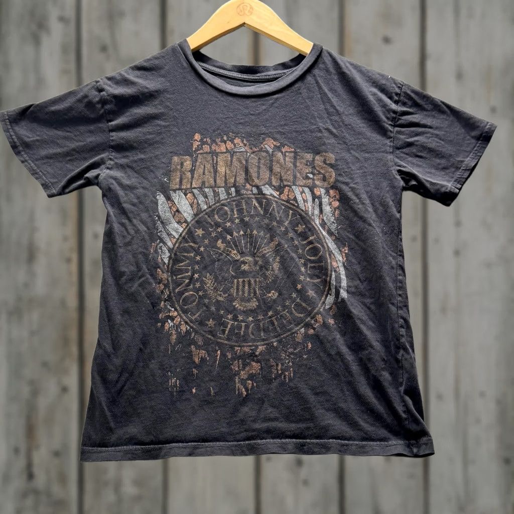 Logo 7 Ramones Shirt Mens S Black Distressed Logo Crewneck Graphic Tee Punk Rock Shirt Mens S Black Ramones Logo Crew Neck Short Sleeve Graphic Tee Band Rock Size US S / EU 44-46 / 1 - 1 Thumbnail