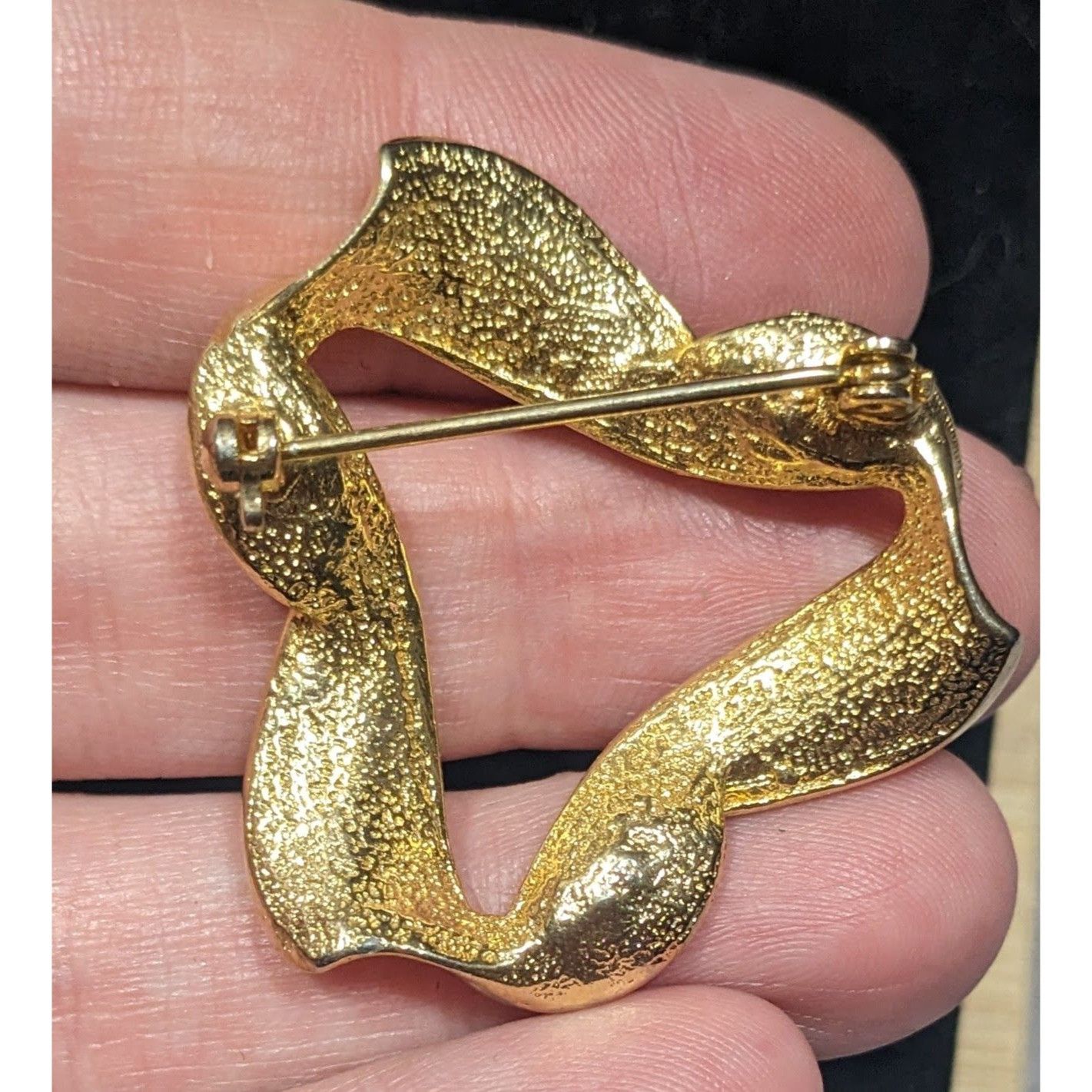 Other Vintage Triangle Ribbon Textured Gold Tone Brooch Size ONE SIZE - 4 Thumbnail