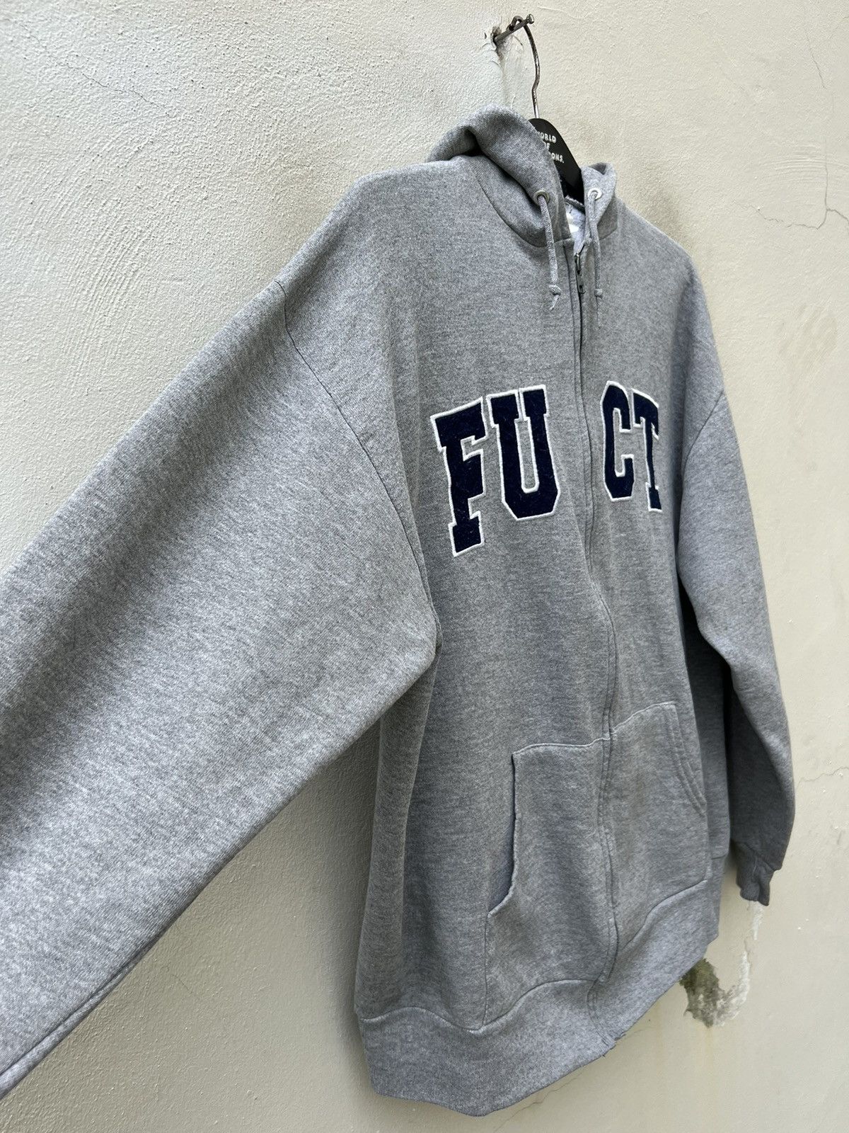 FUCT Vintage 90s FUCT Spell Out Grey Hoodie Sweater Size US L / EU 52-54 / 3 - 14 Thumbnail