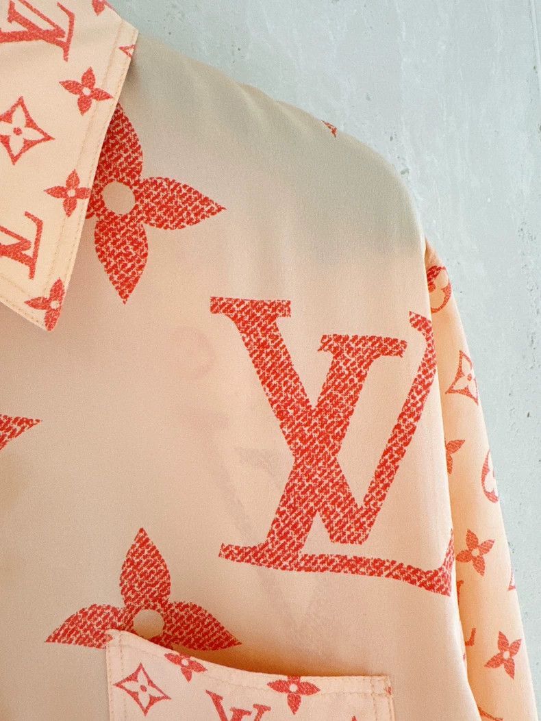 Louis Vuitton Louis Vuitton size 38 Silk shirt with full logo shirt 2503 Size US M / EU 48-50 / 2 - 3 Thumbnail