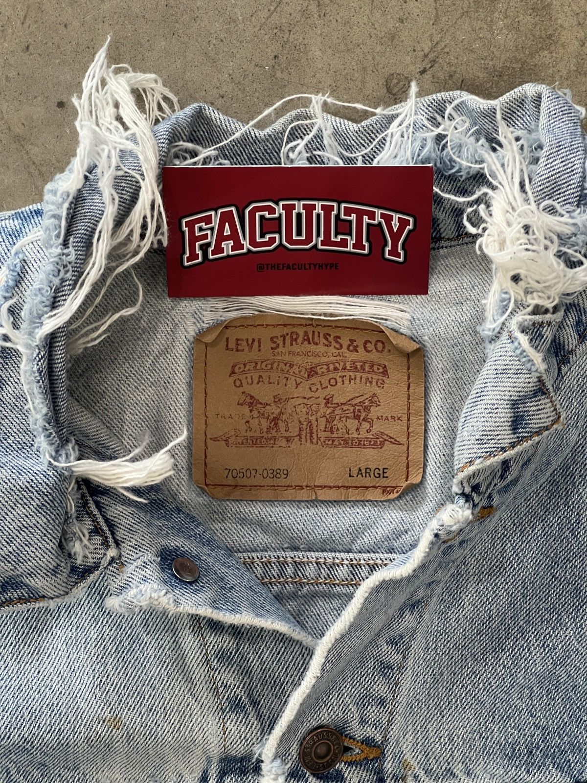 Levi's Vintage Levi's Denim Jacket Distressed Large Size US L / EU 52-54 / 3 - 3 Thumbnail