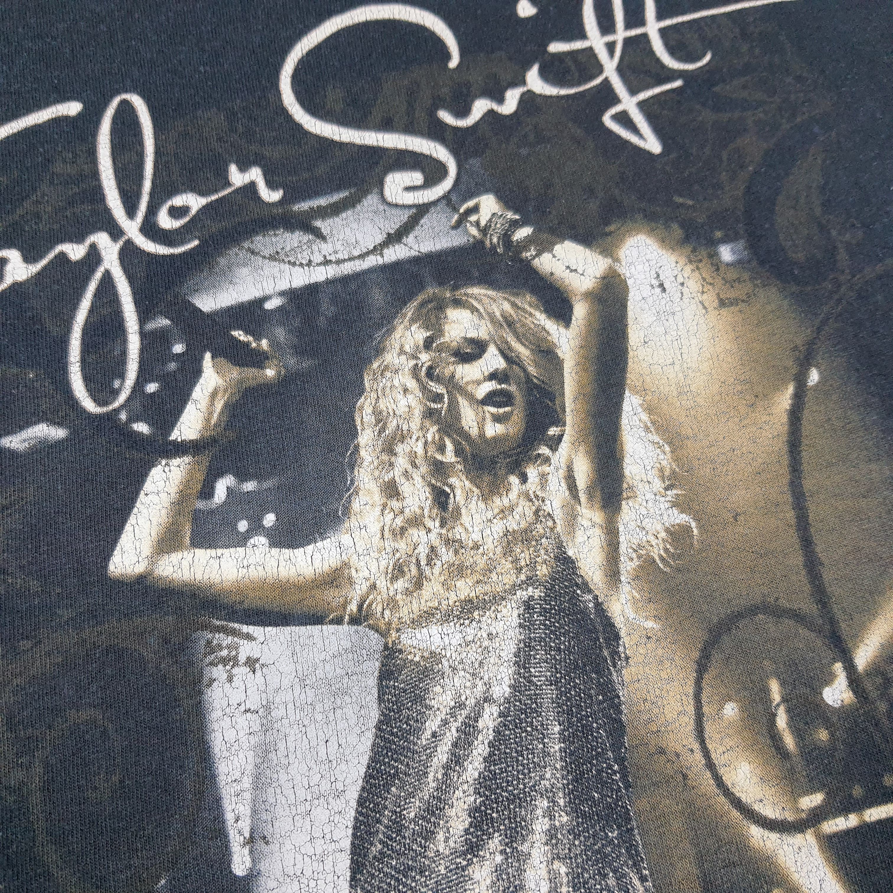 Vintage Vintage Taylor Swift World Tour Tshirt C285N66 Size US S / EU 44-46 / 1 - 2 Thumbnail
