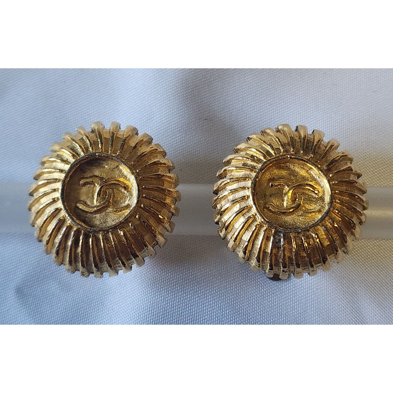 Chanel Authentic Vintage CHANEL Clip On Gold Double CC Earrings Size ONE SIZE - 1 Thumbnail